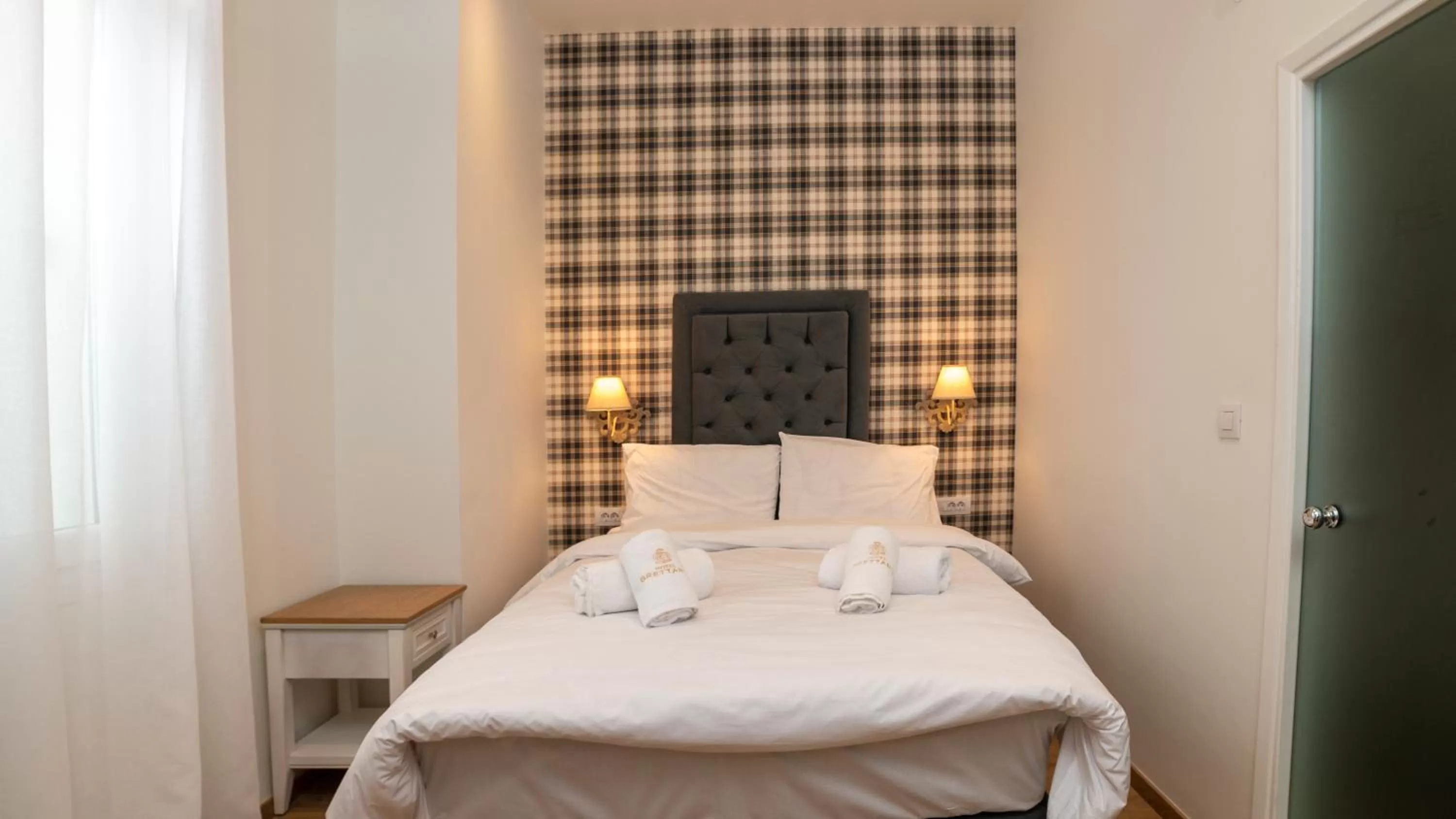 Petite Double Room with Window - single occupancy in Brettania Hotel