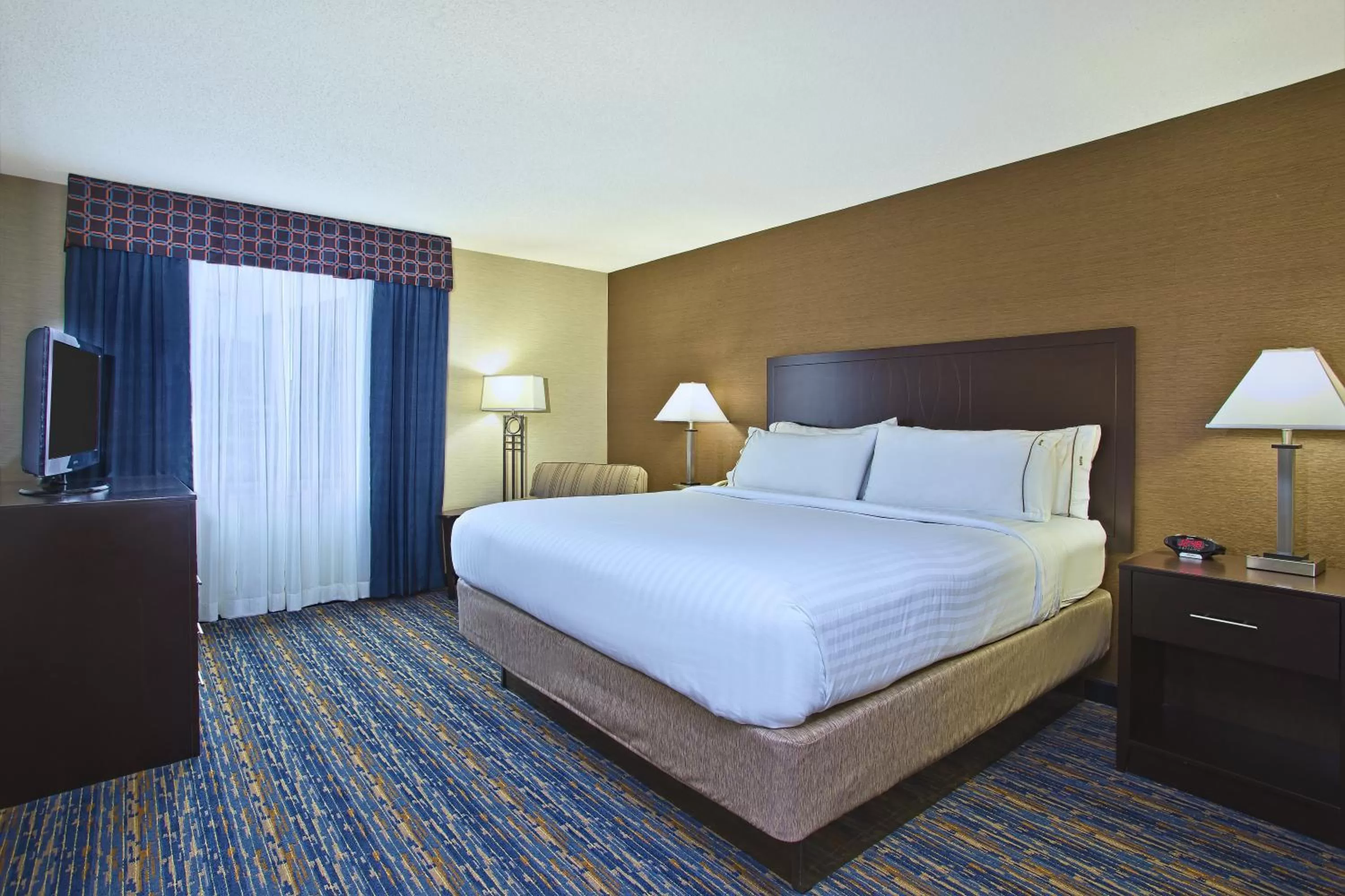Standard King Room in Holiday Inn Express and Suites Pittsburgh West Mifflin by IHG