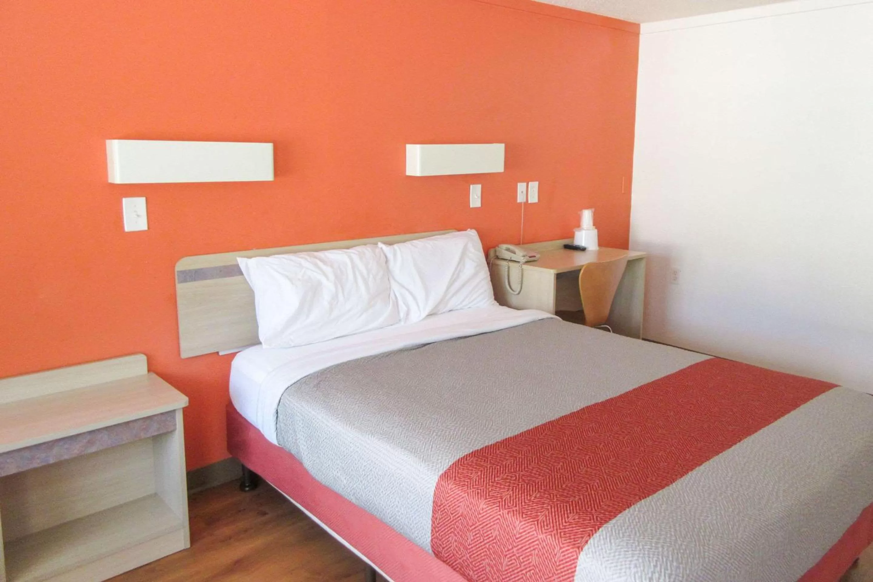 King Room - Accessible/Non-Smoking in Rodeway Inn Altoona Orchard Plaza