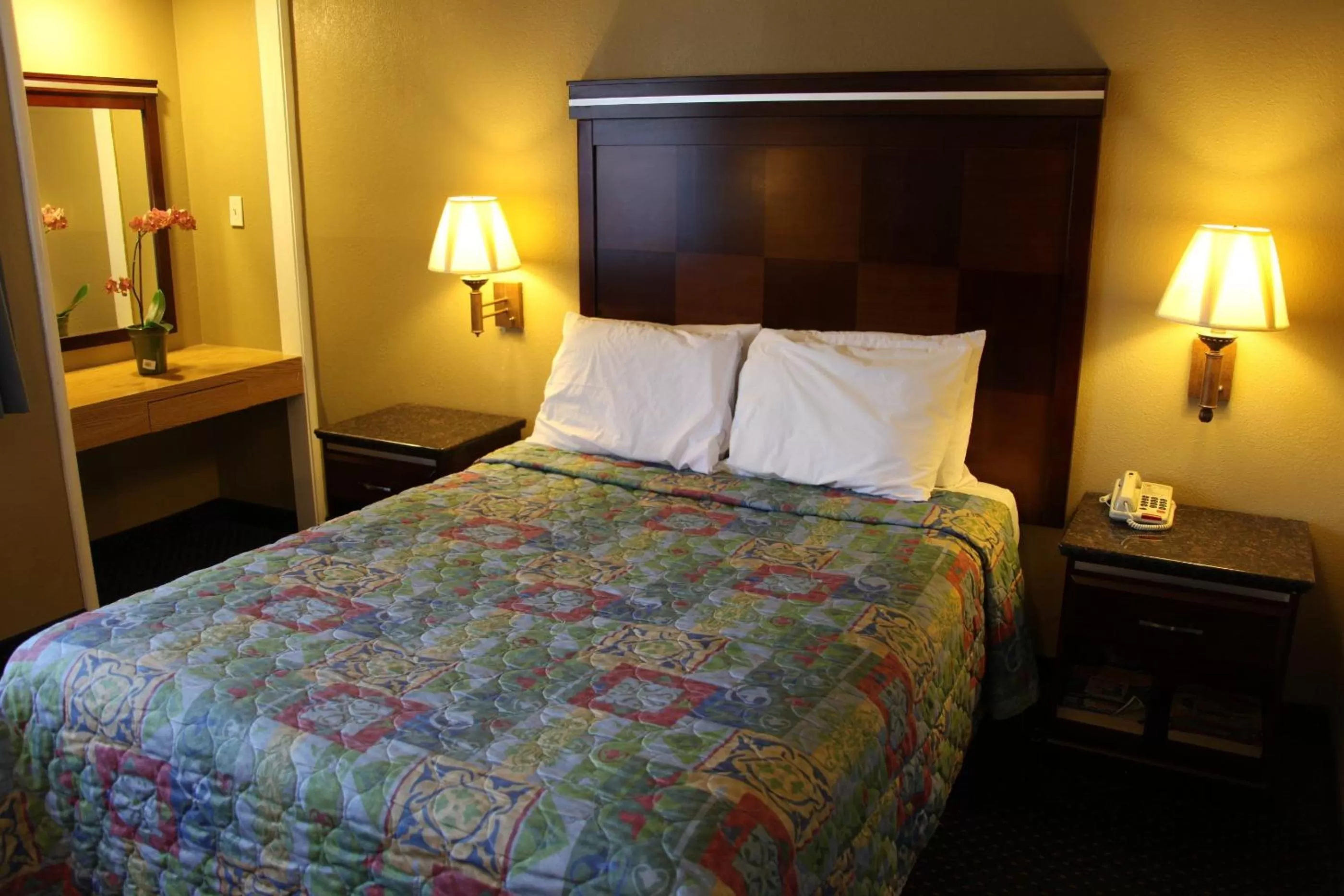 Queen Room in Inn at Bayshore