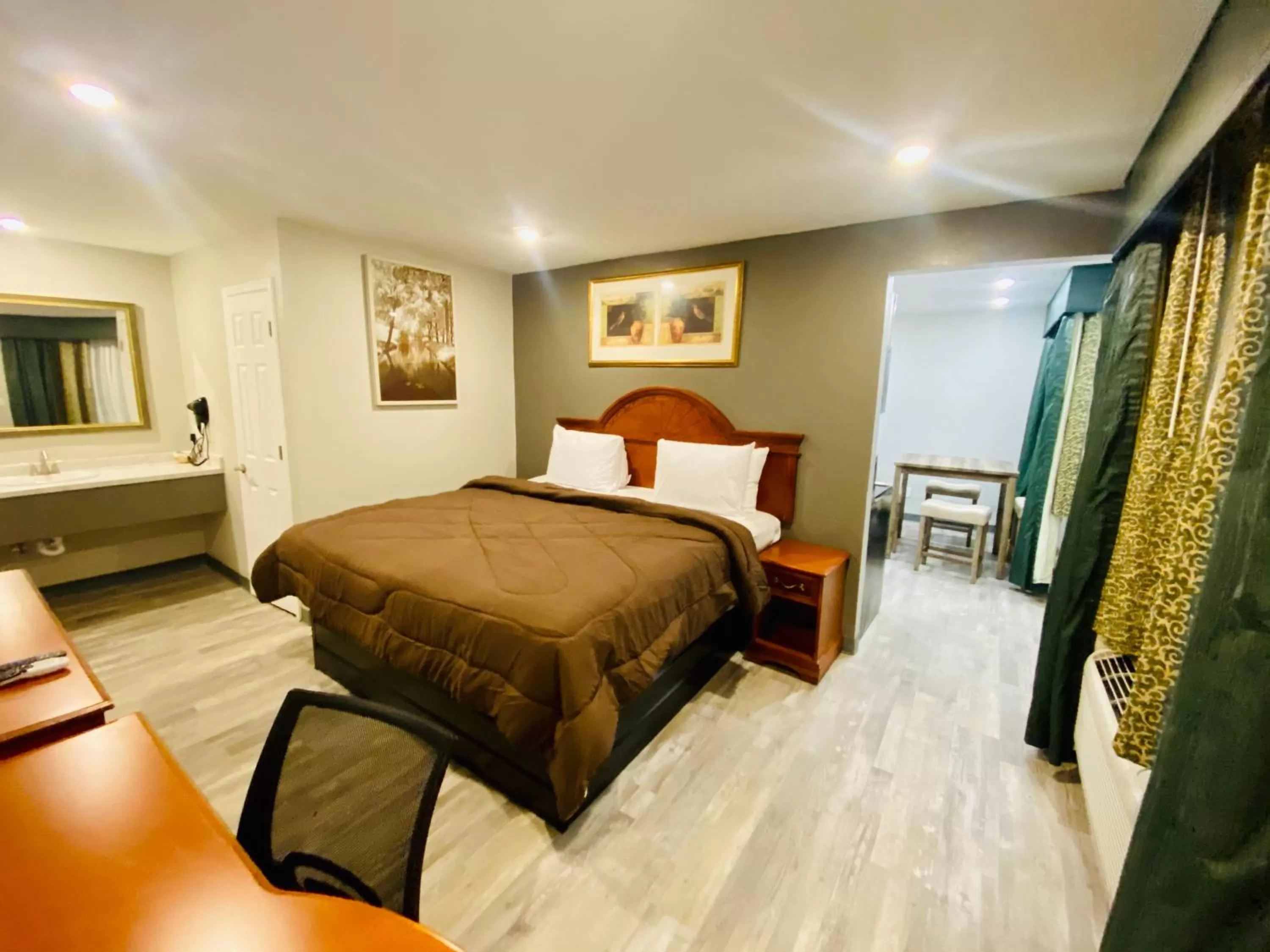 Superior King Suite in Ozark Inn & Suites