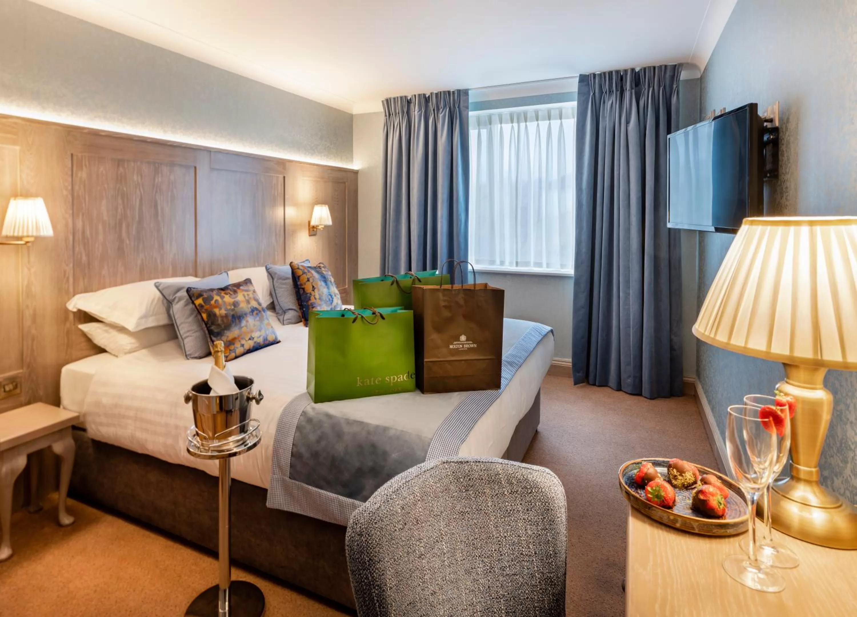 Double Room in Avalon House Hotel