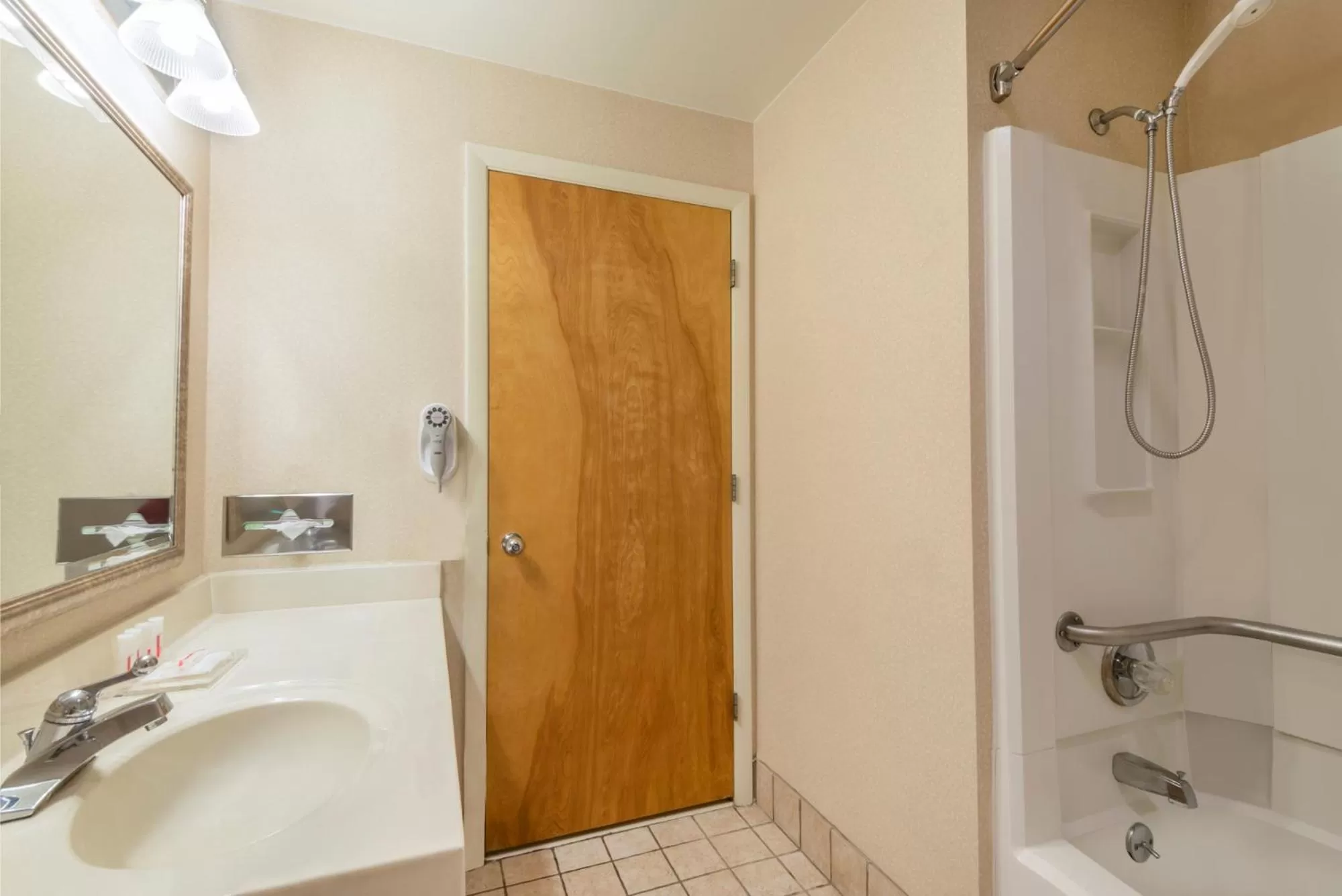 King Room with Bath Tub - Mobility Accessible/Non-Smoking in Ramada by Wyndham Columbus North