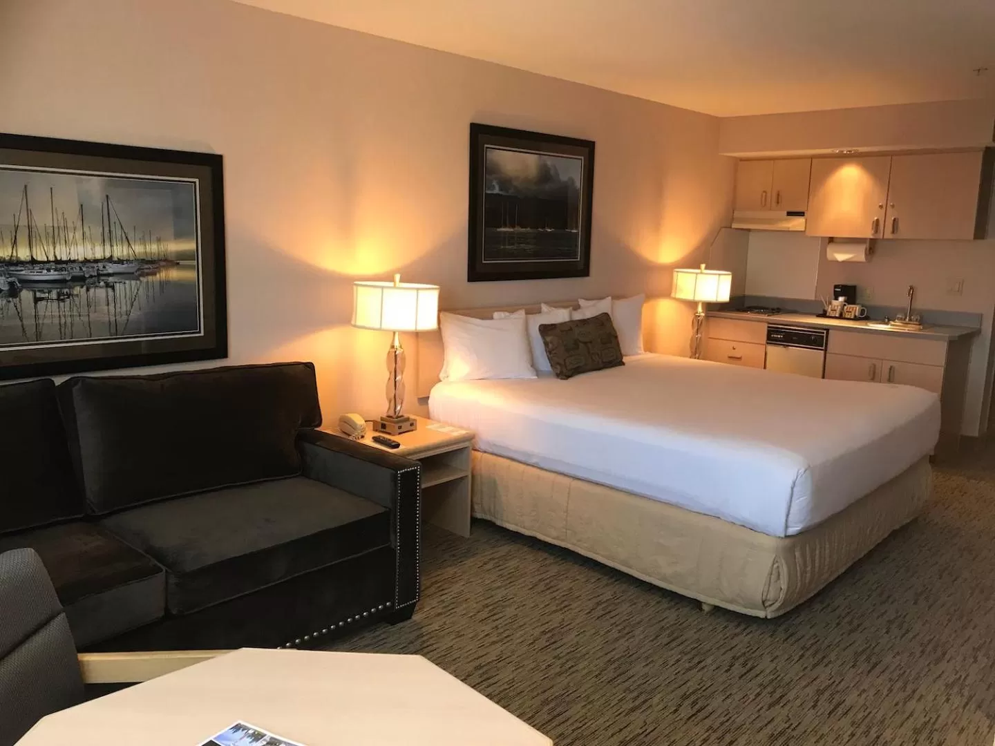 Deluxe King Room in Commack Inn