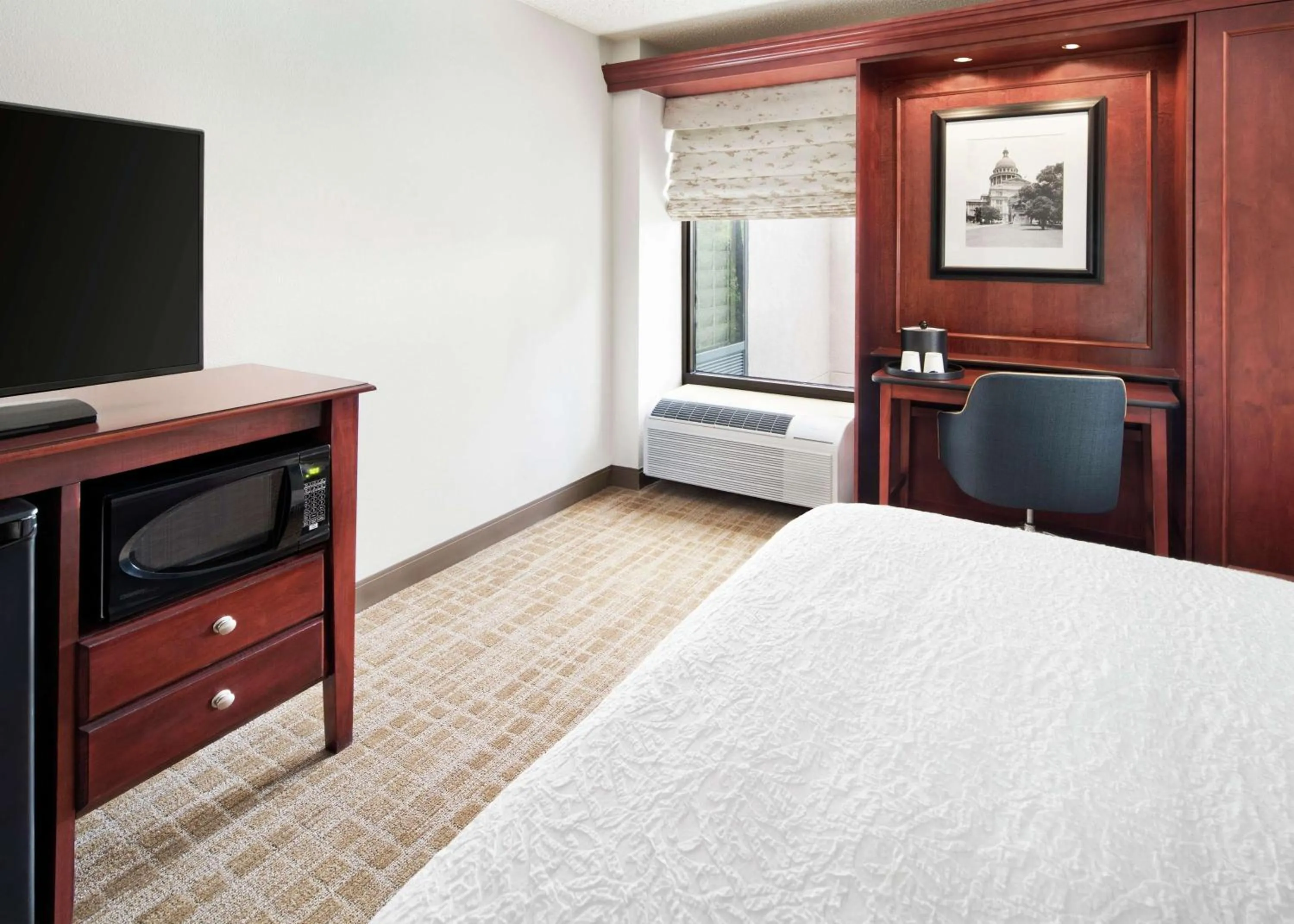 Queen Room with Tub - Mobility/Hearing Accessible/Non-Smoking in Hampton Inn Austin North