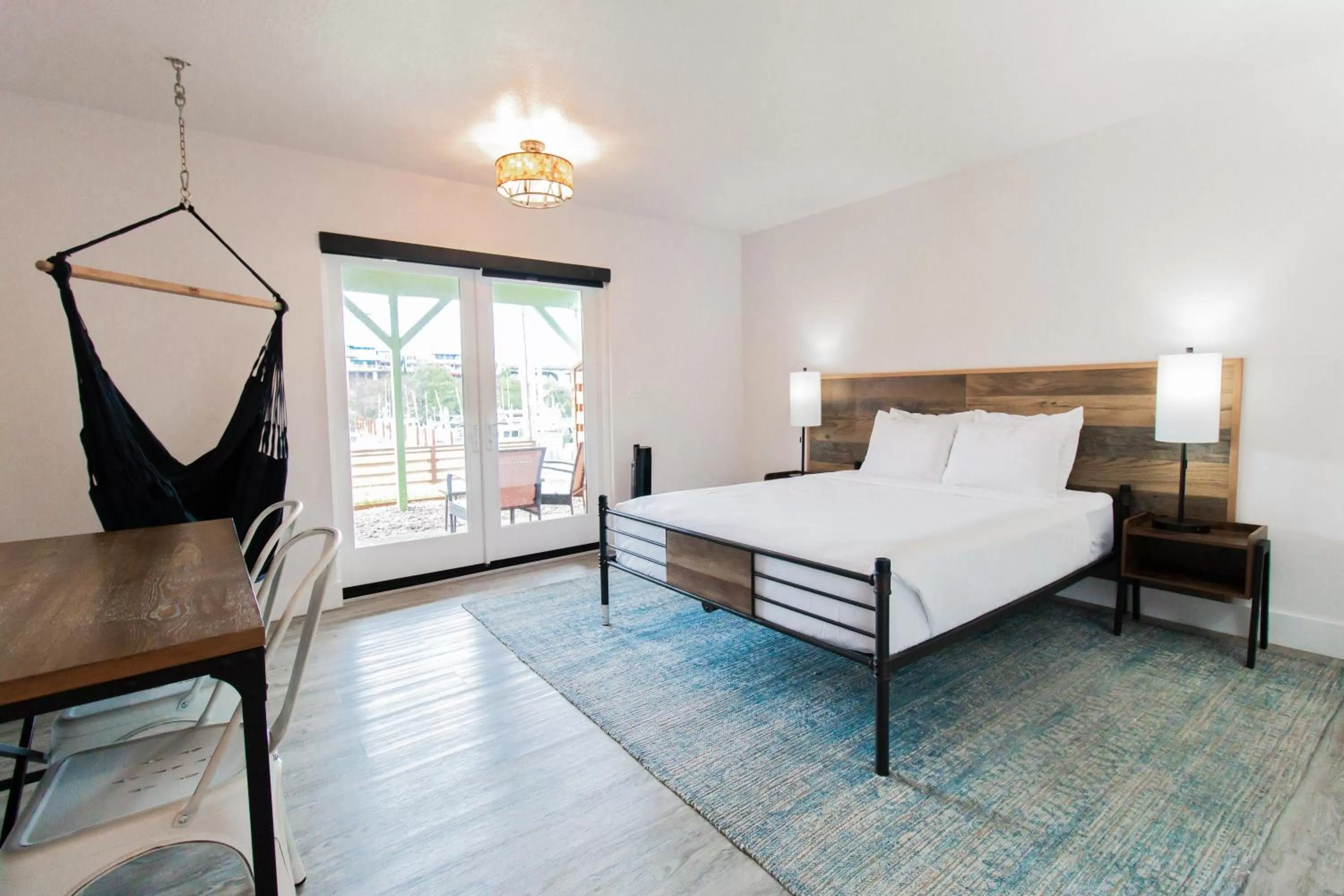 Single Queen in SCP Depoe Bay