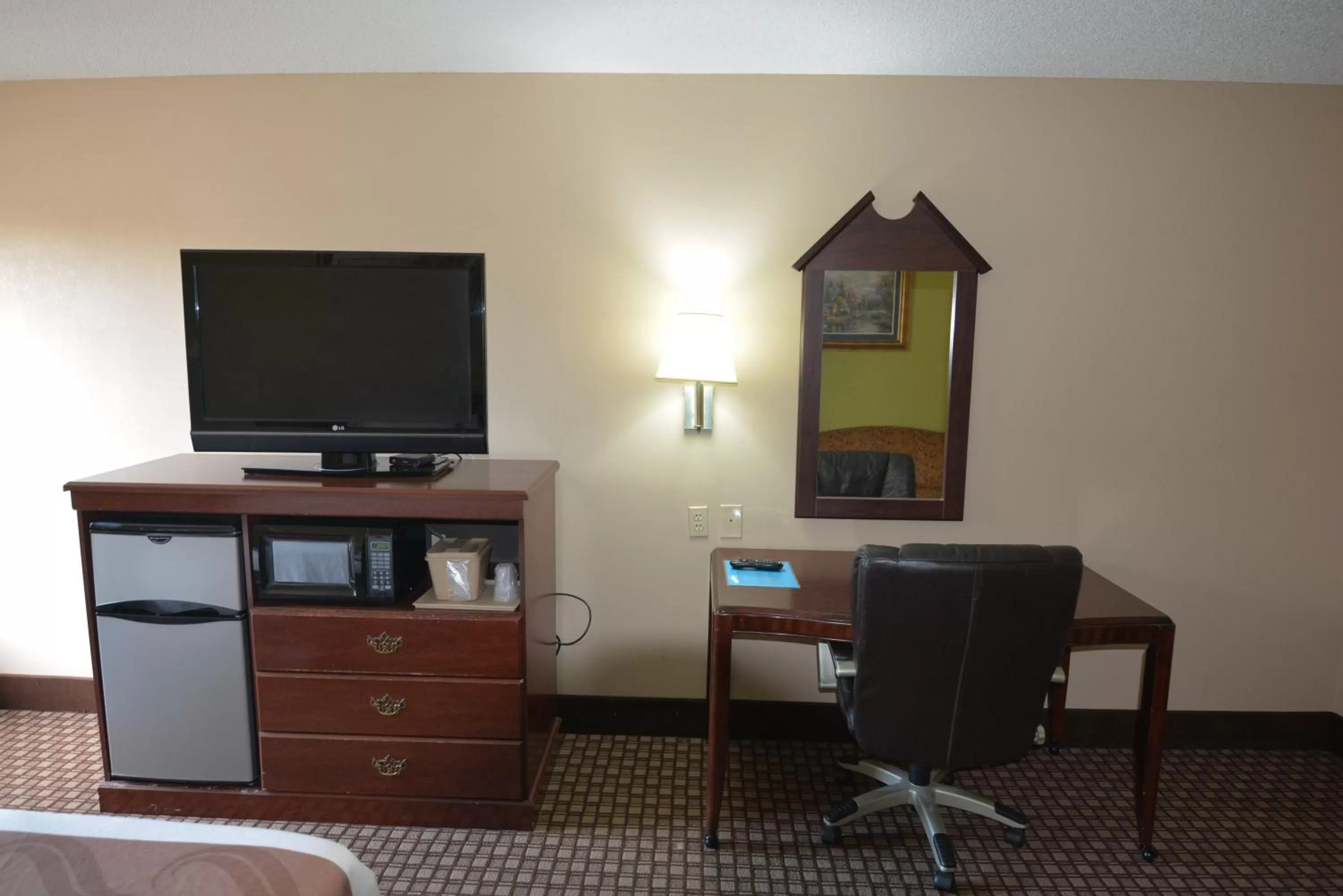 Standard King Room in Jameson Inn and Suites Hazelhurst