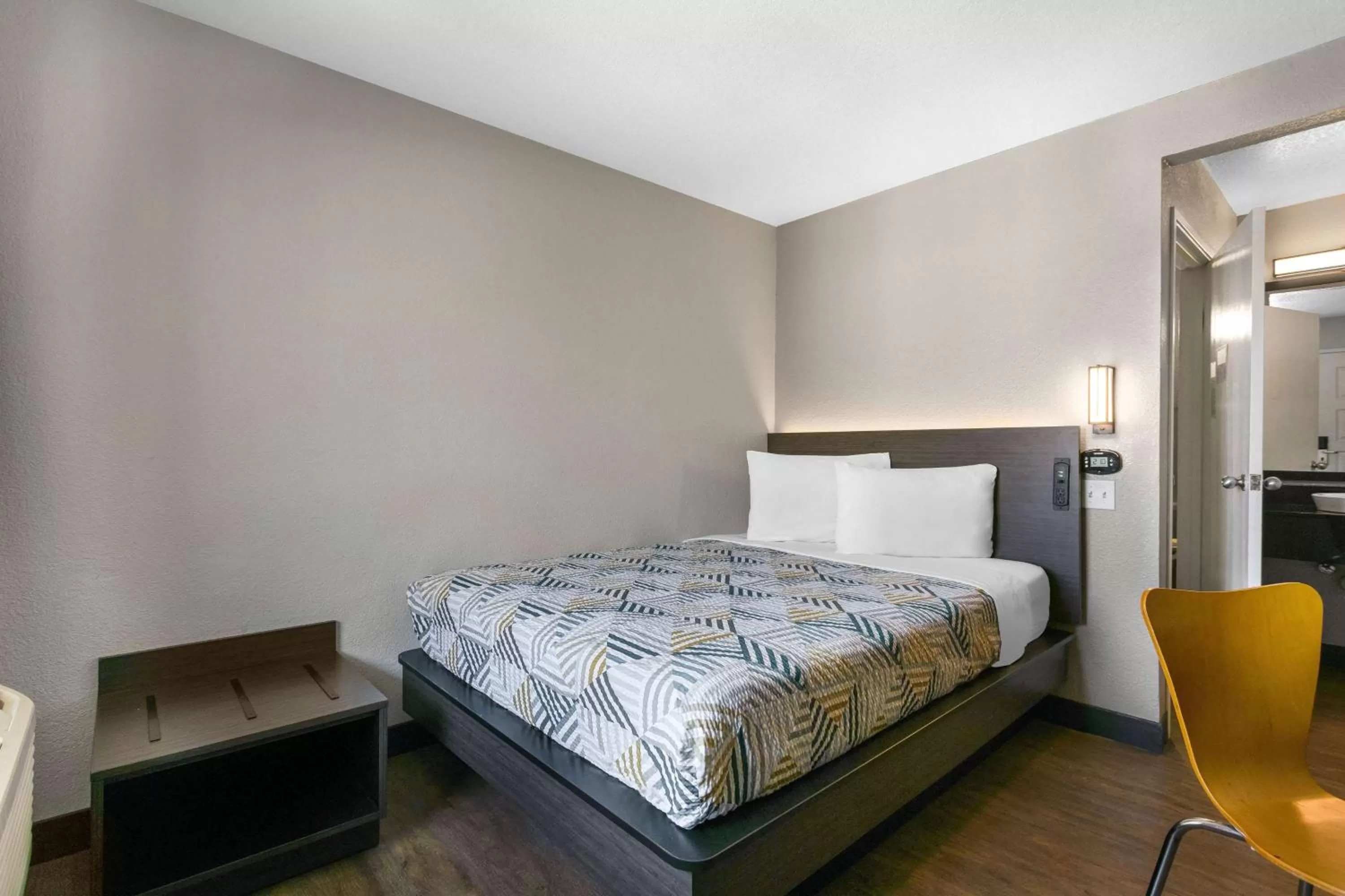 Queen Room - Smoking in Motel 6-Merced, CA - North