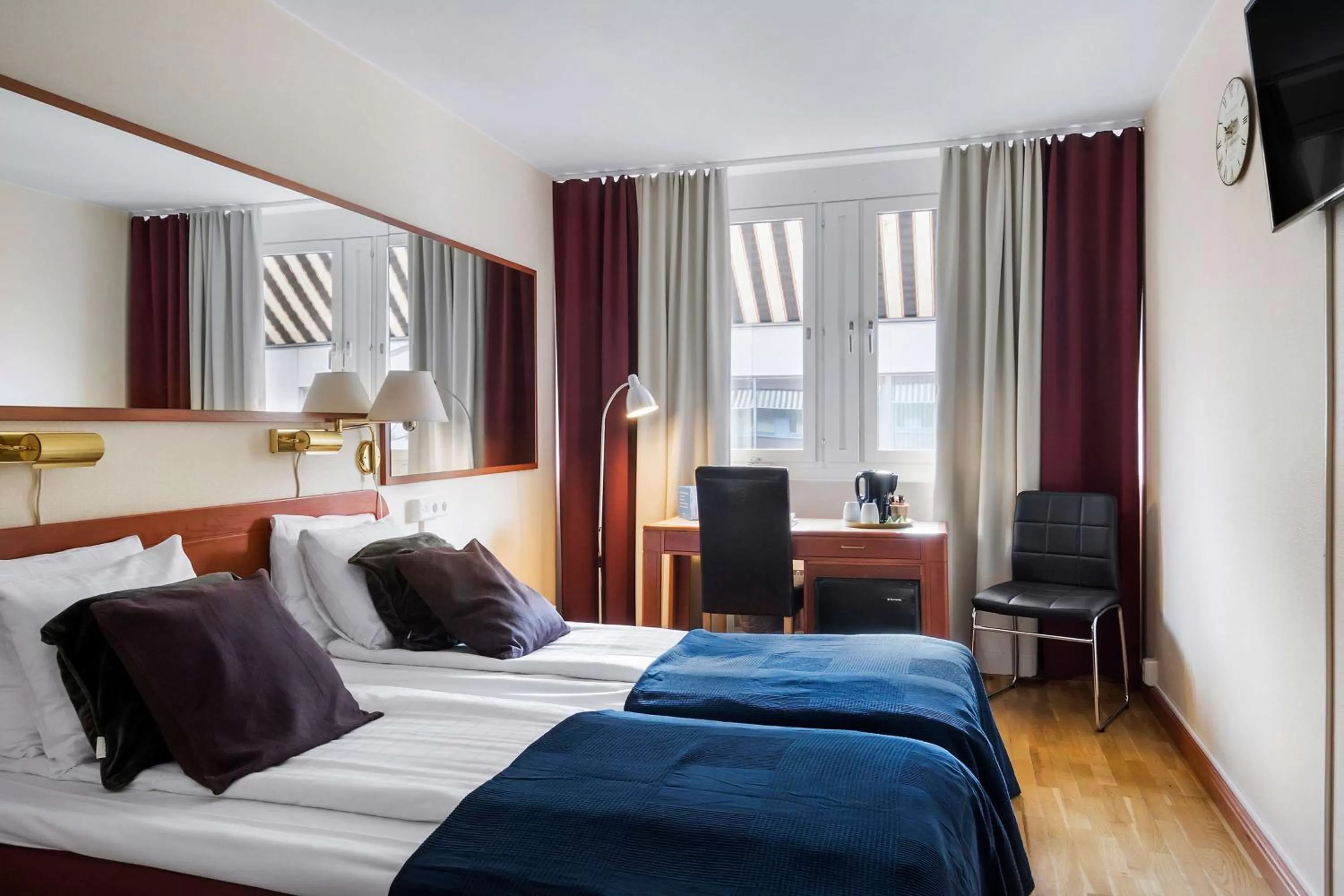 Standard Double Room with Two Single Beds - Non-Smoking in Sure Hotel by Best Western Focus