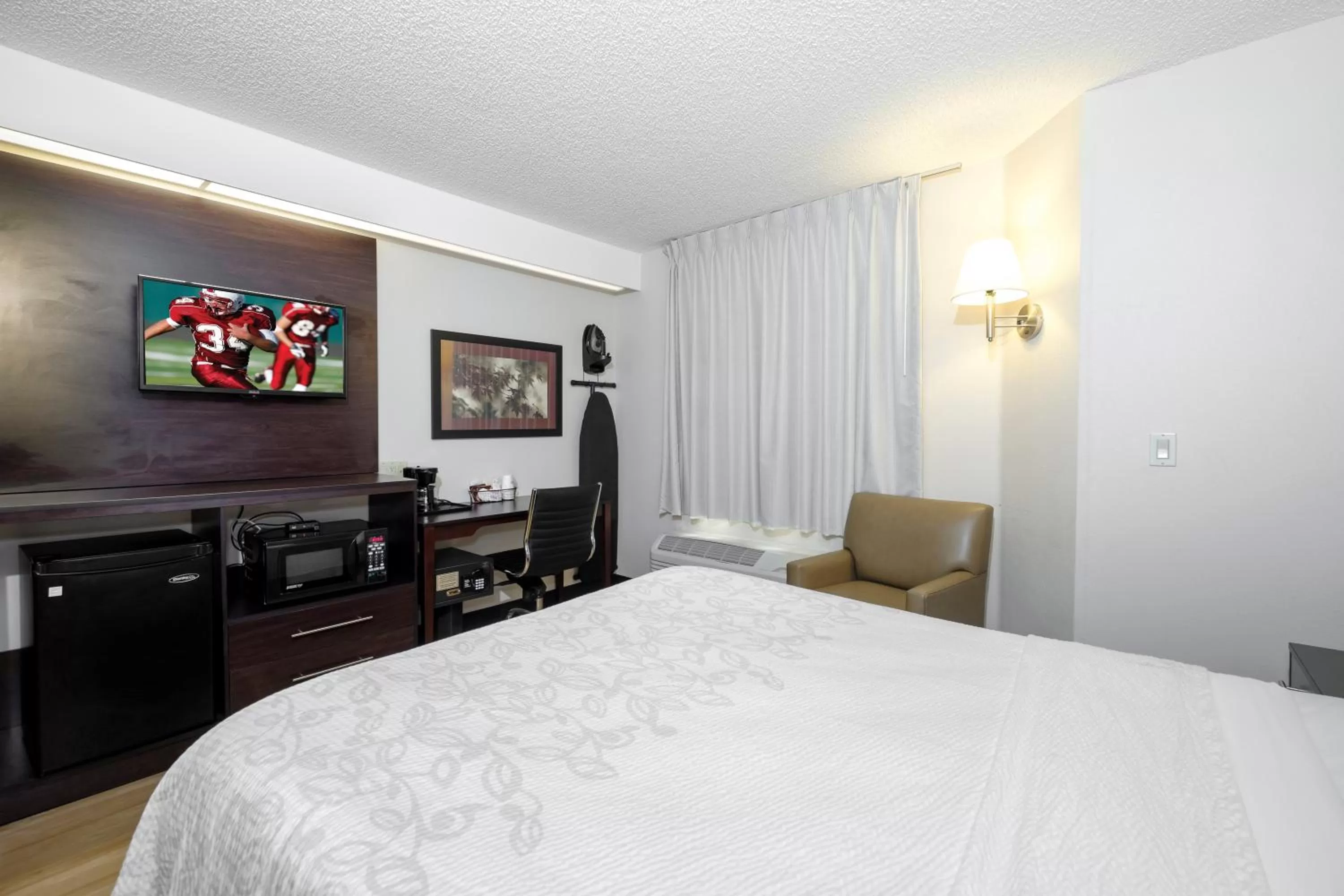 Deluxe Queen Room - Disabililty Access/Roll-In Shower Smoke-Free in Red Roof Inn PLUS+ Palm Coast