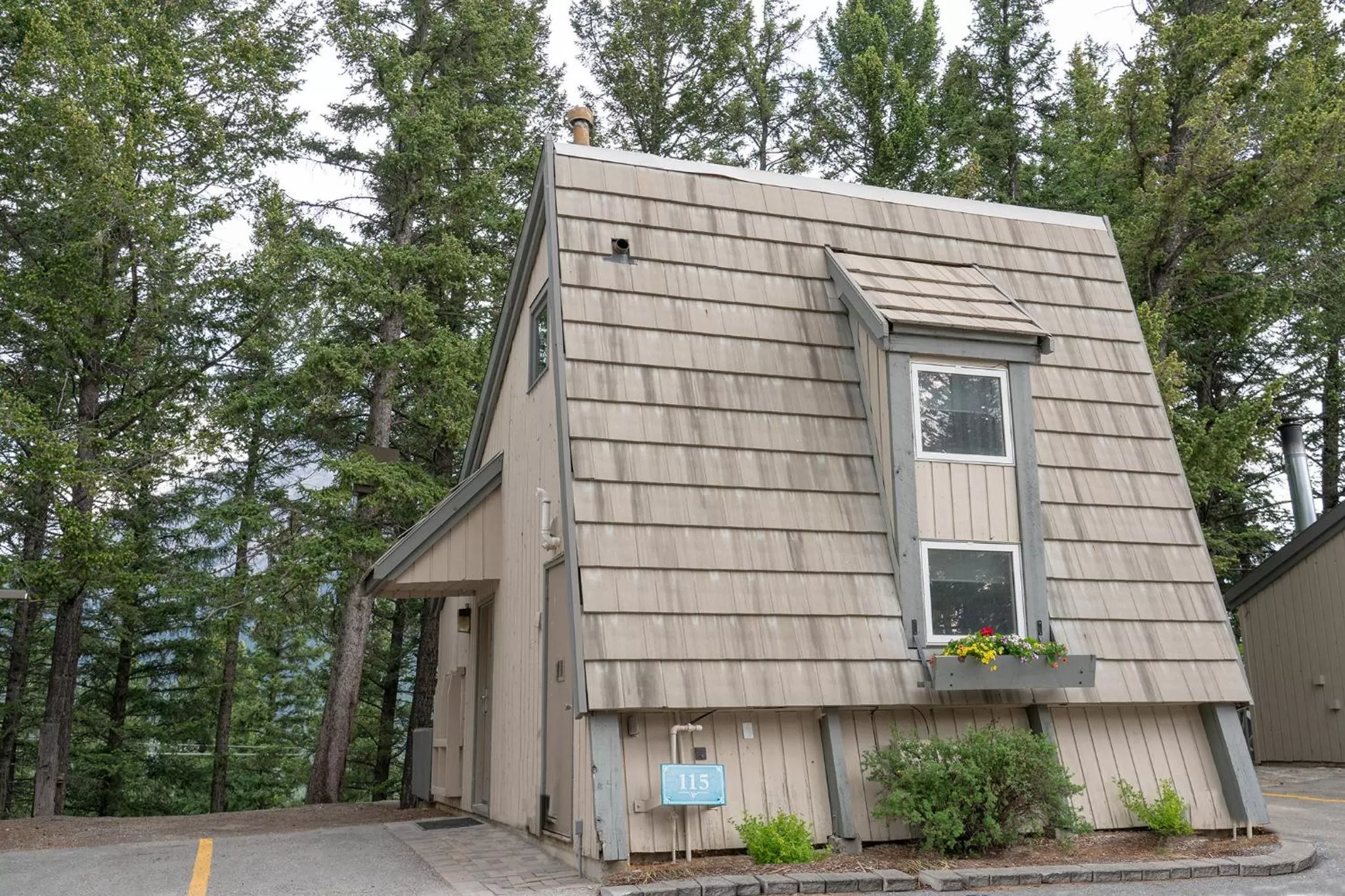 Mountain Cottage in Tunnel Mountain Resort