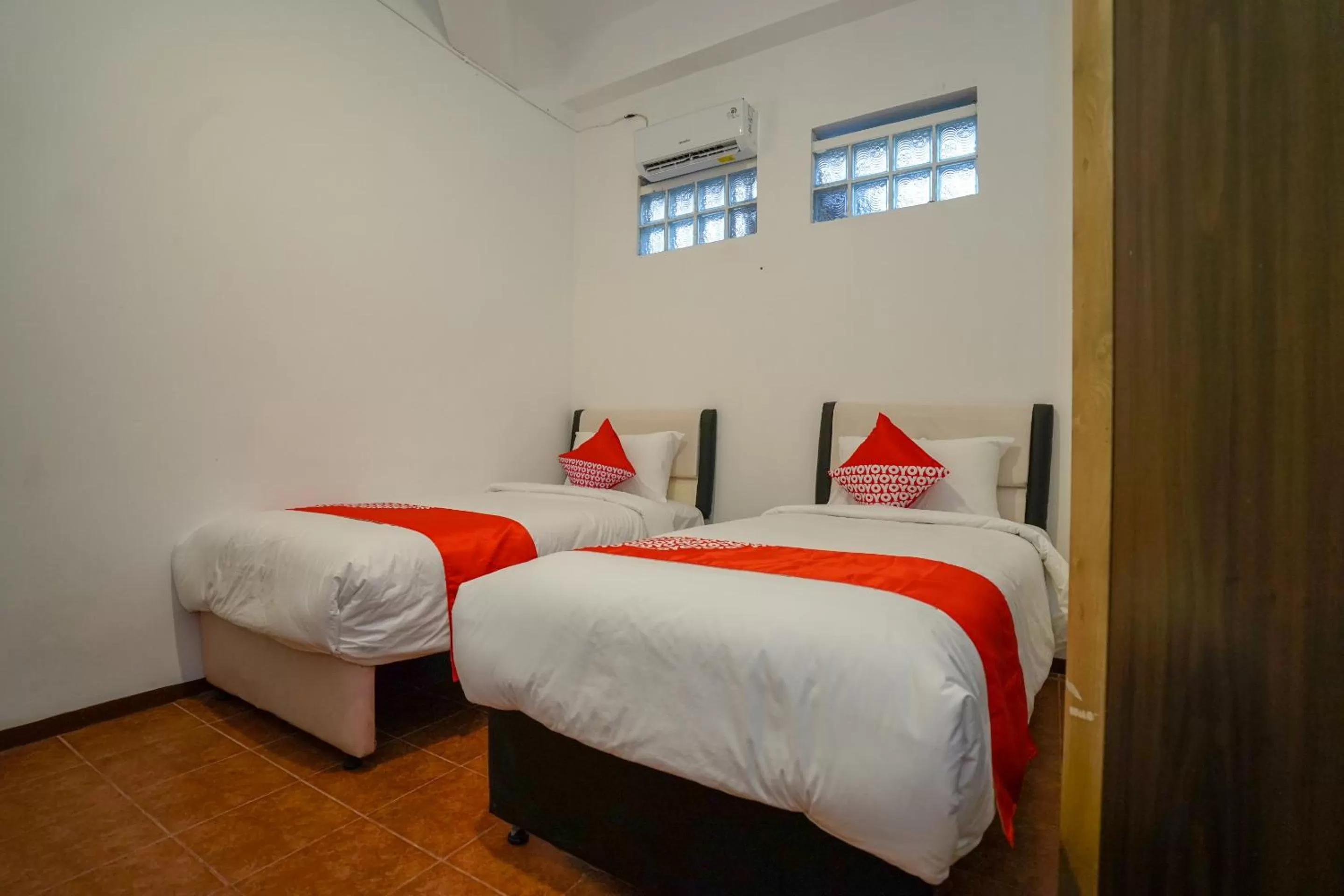 Standard Twin Room in Super OYO 1844 Bravo Residence