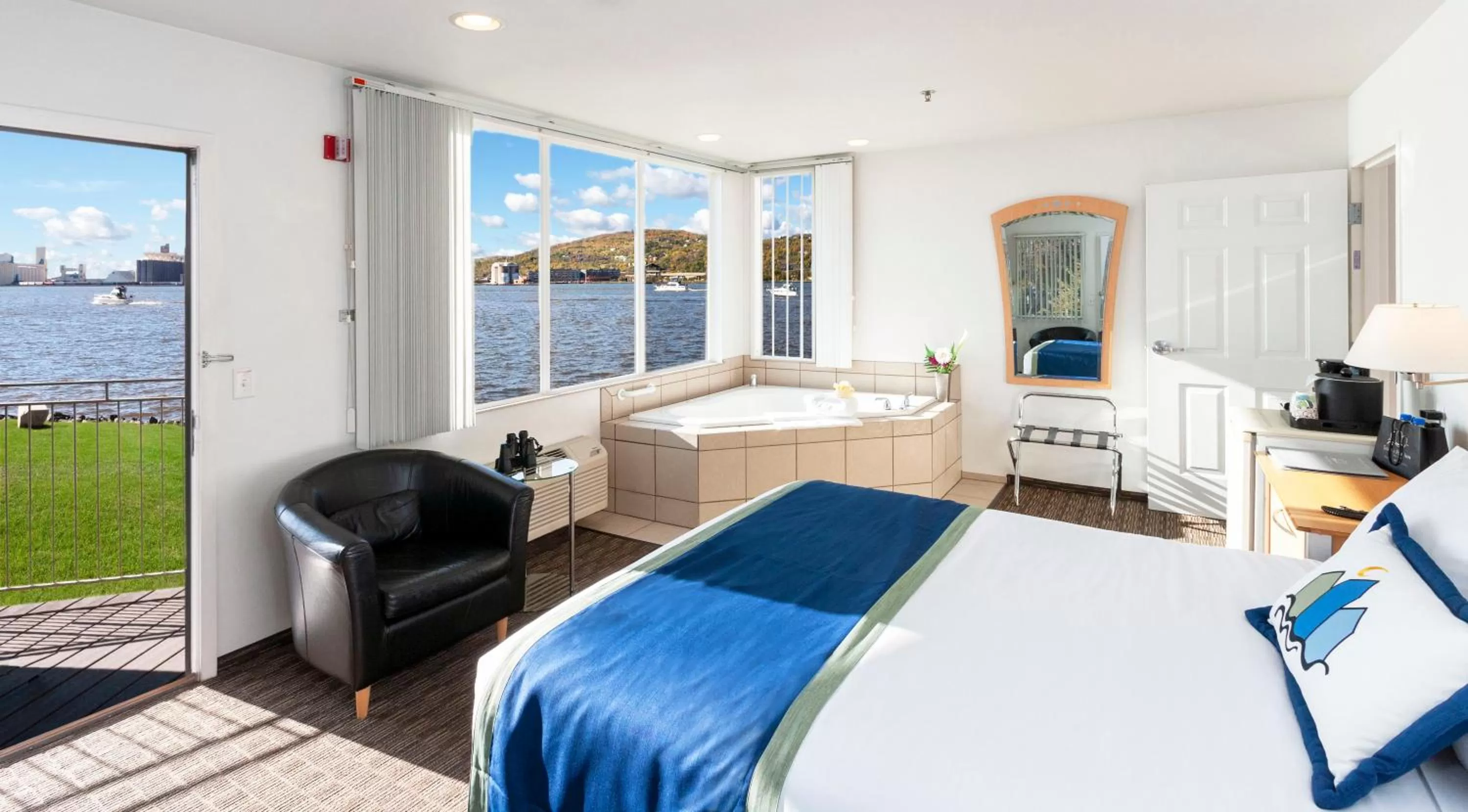 Junior Suite with Bay View - Disability Access in South Pier Inn