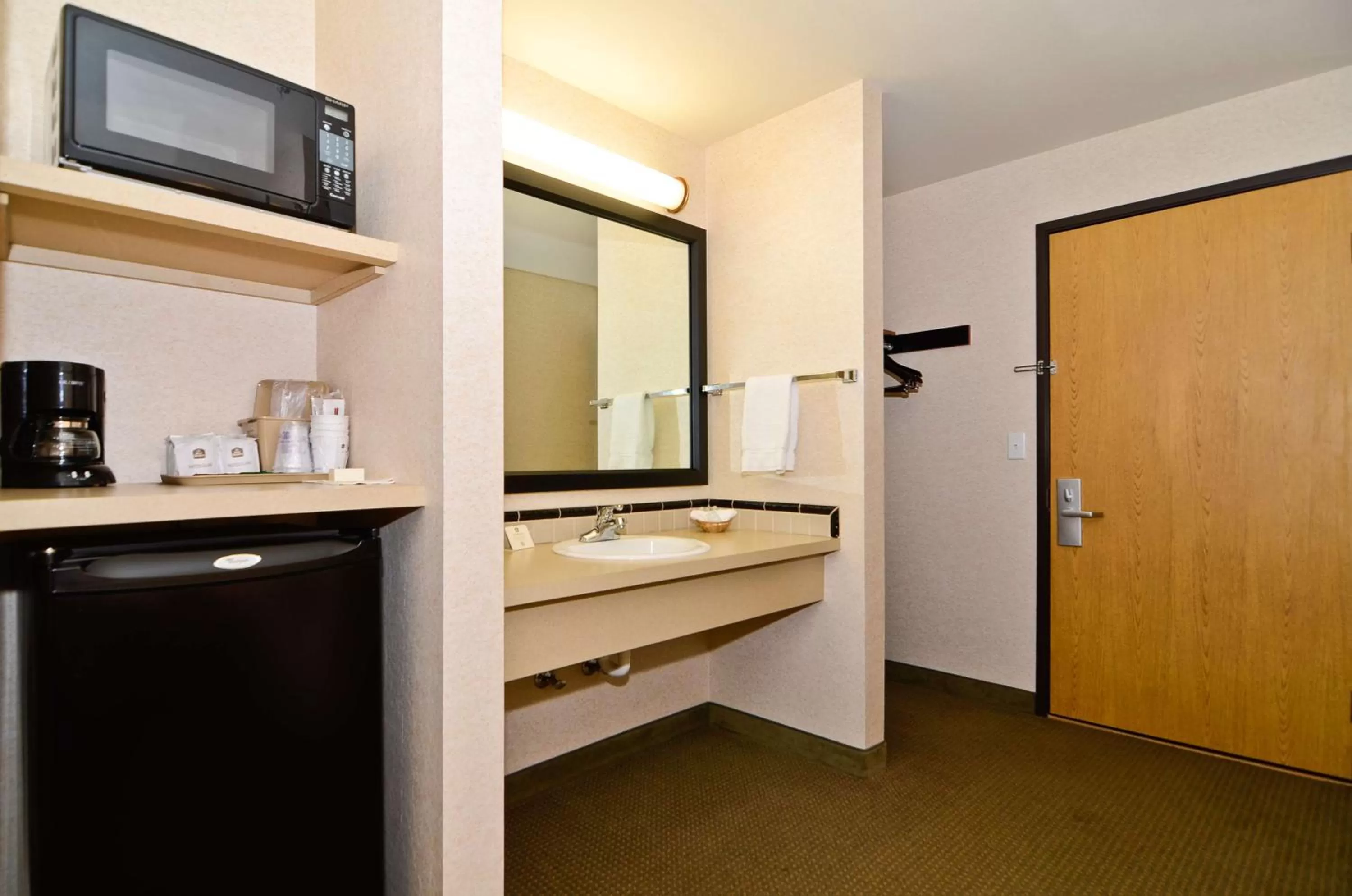 King Suite - Non-Smoking in Best Western Oak Meadows Inn