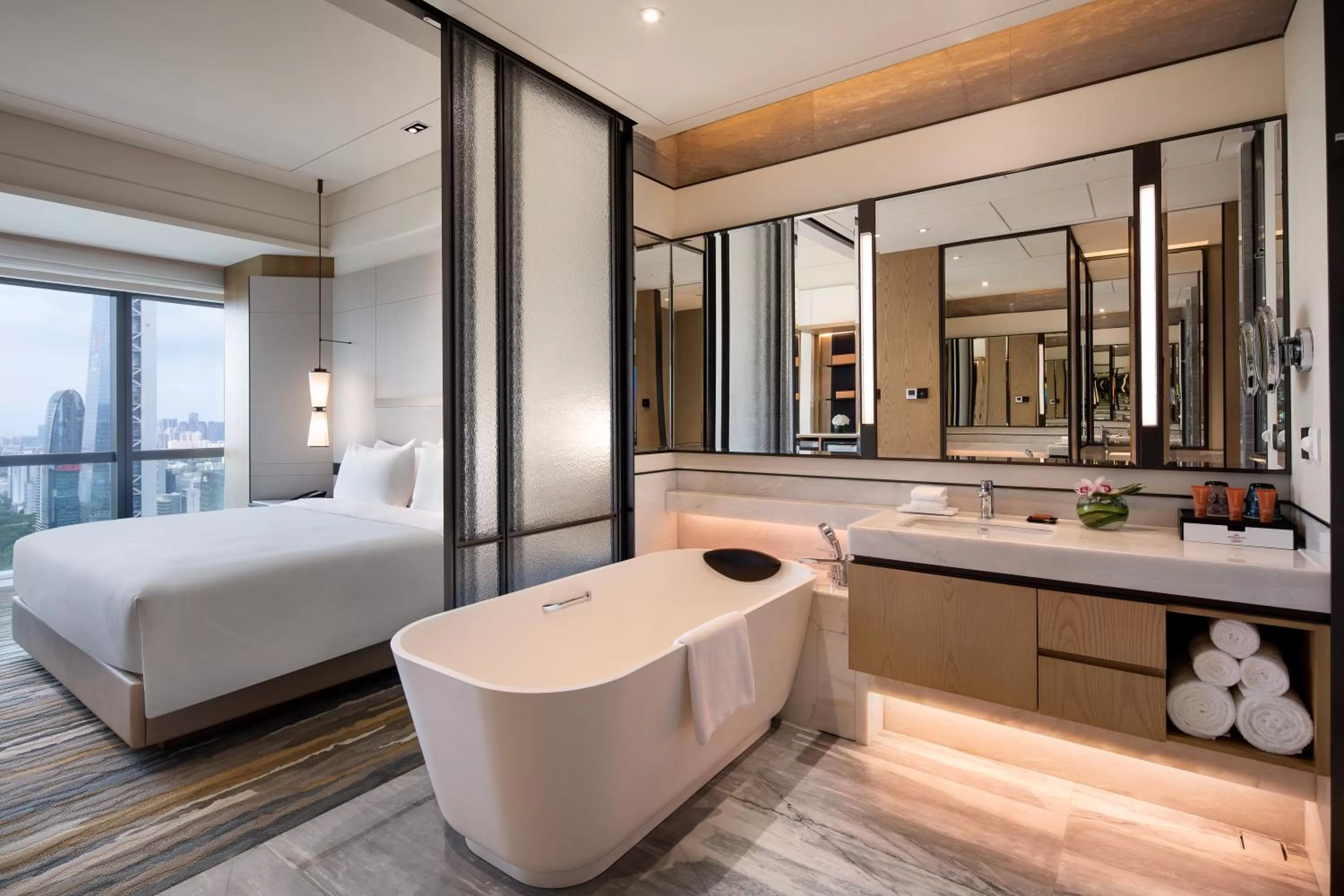 High Floor Standard Twin Room in Crowne Plaza Shenzhen Nanshan by IHG