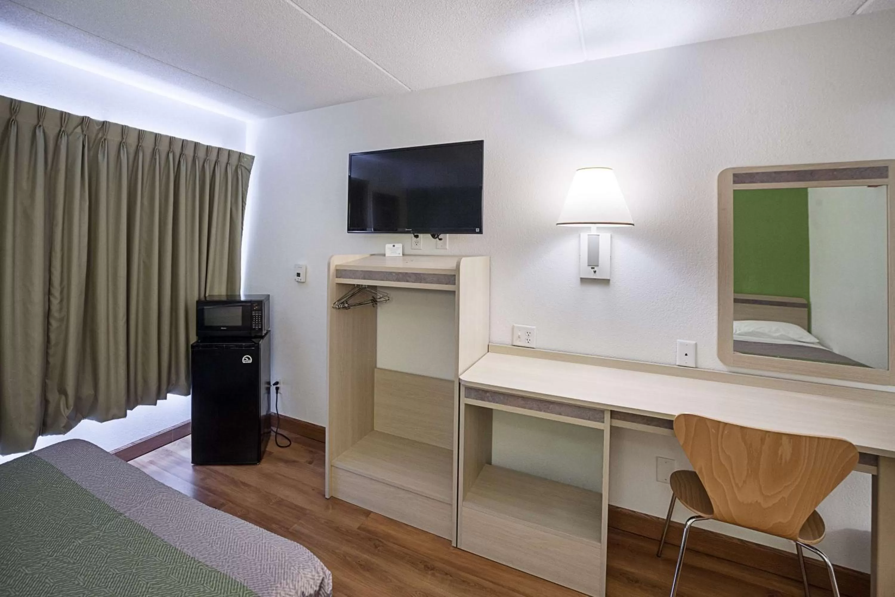 Deluxe King Room - Smoking in Motel 6-Binghamton, NY