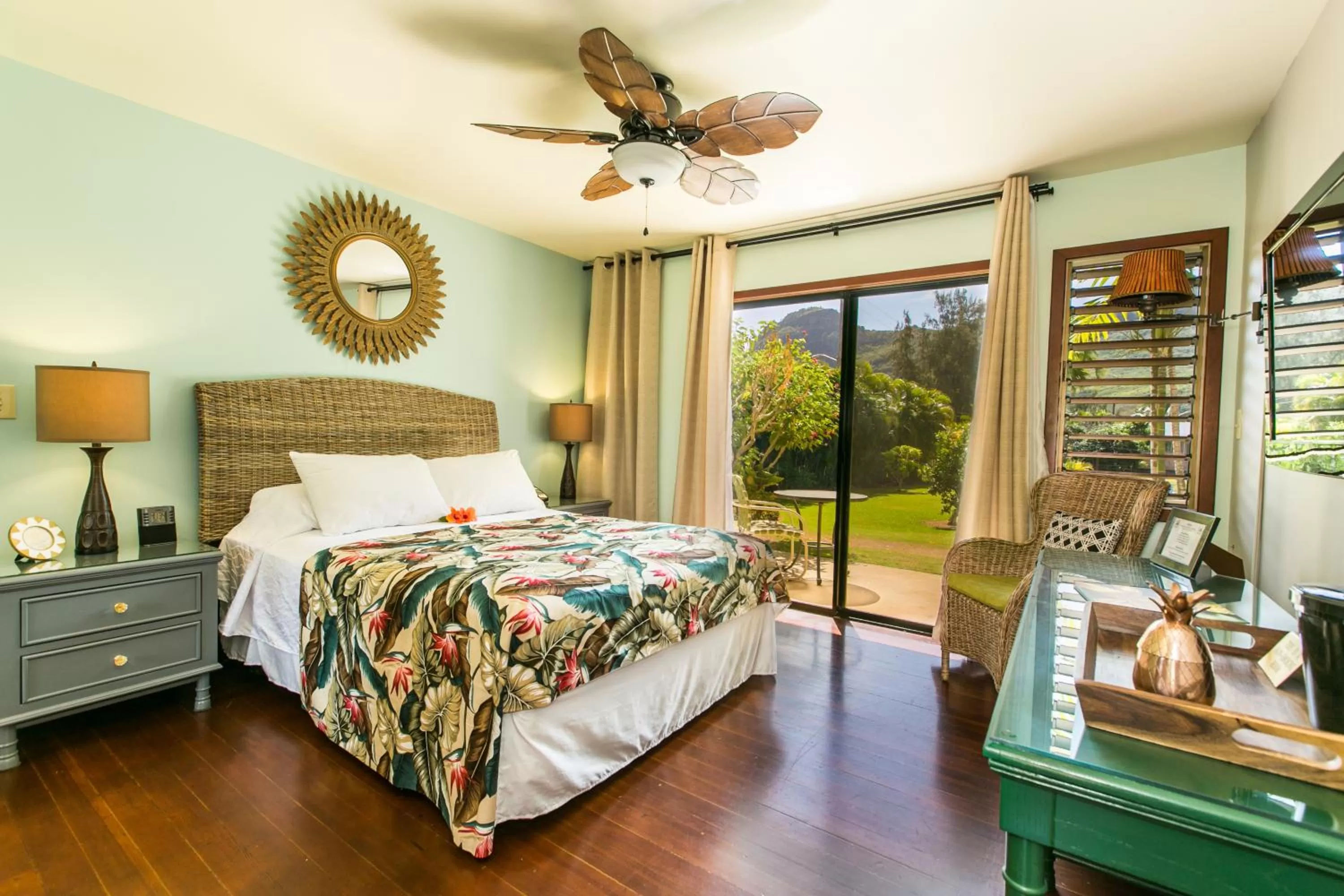 Queen Room with Patio in The Kauai Inn