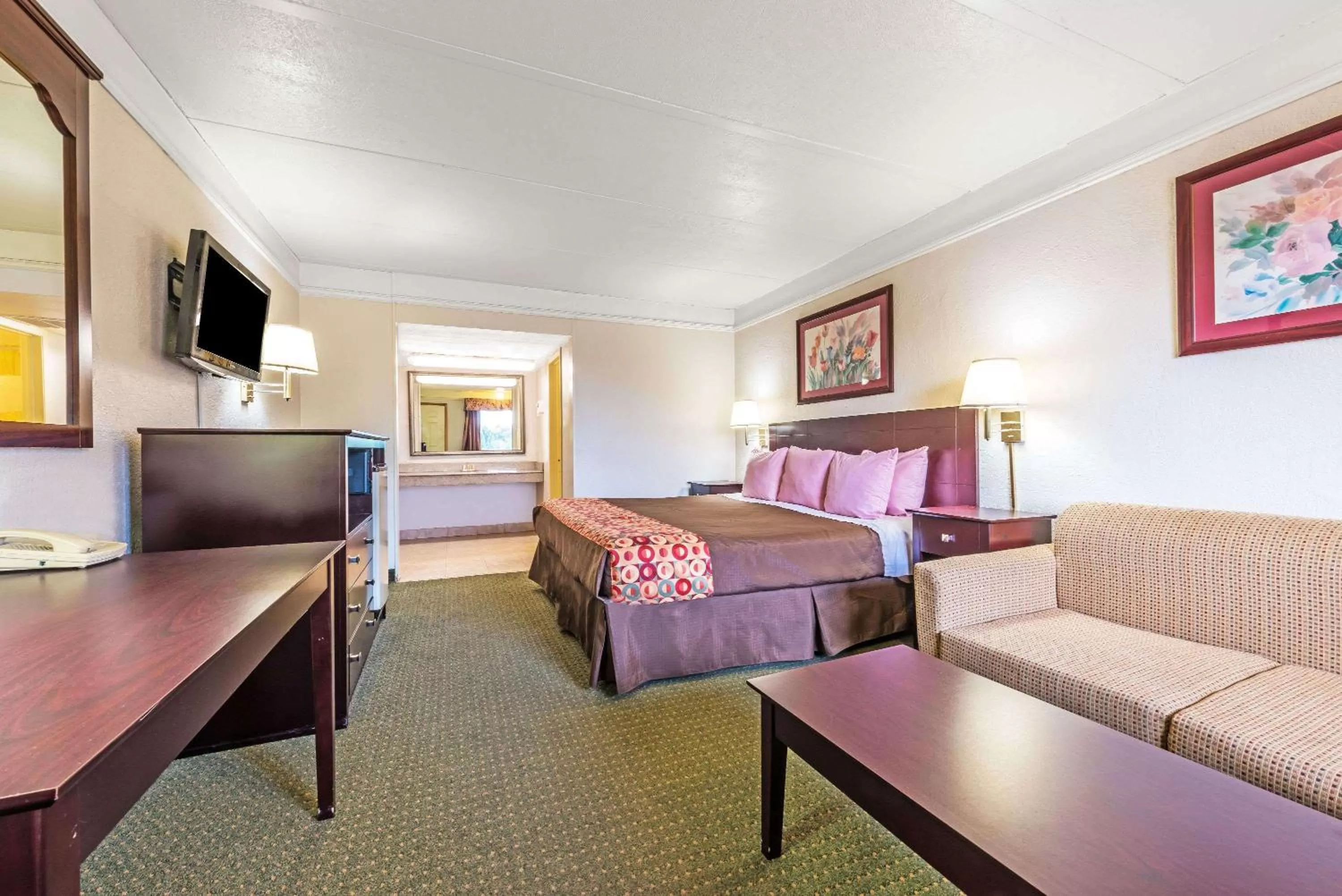 King Room - Disability Access/Non-Smoking in Days Inn by Wyndham Gainesville