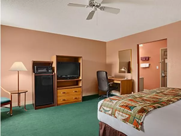 King Room - Non-Smoking in Baymont by Wyndham Sullivan