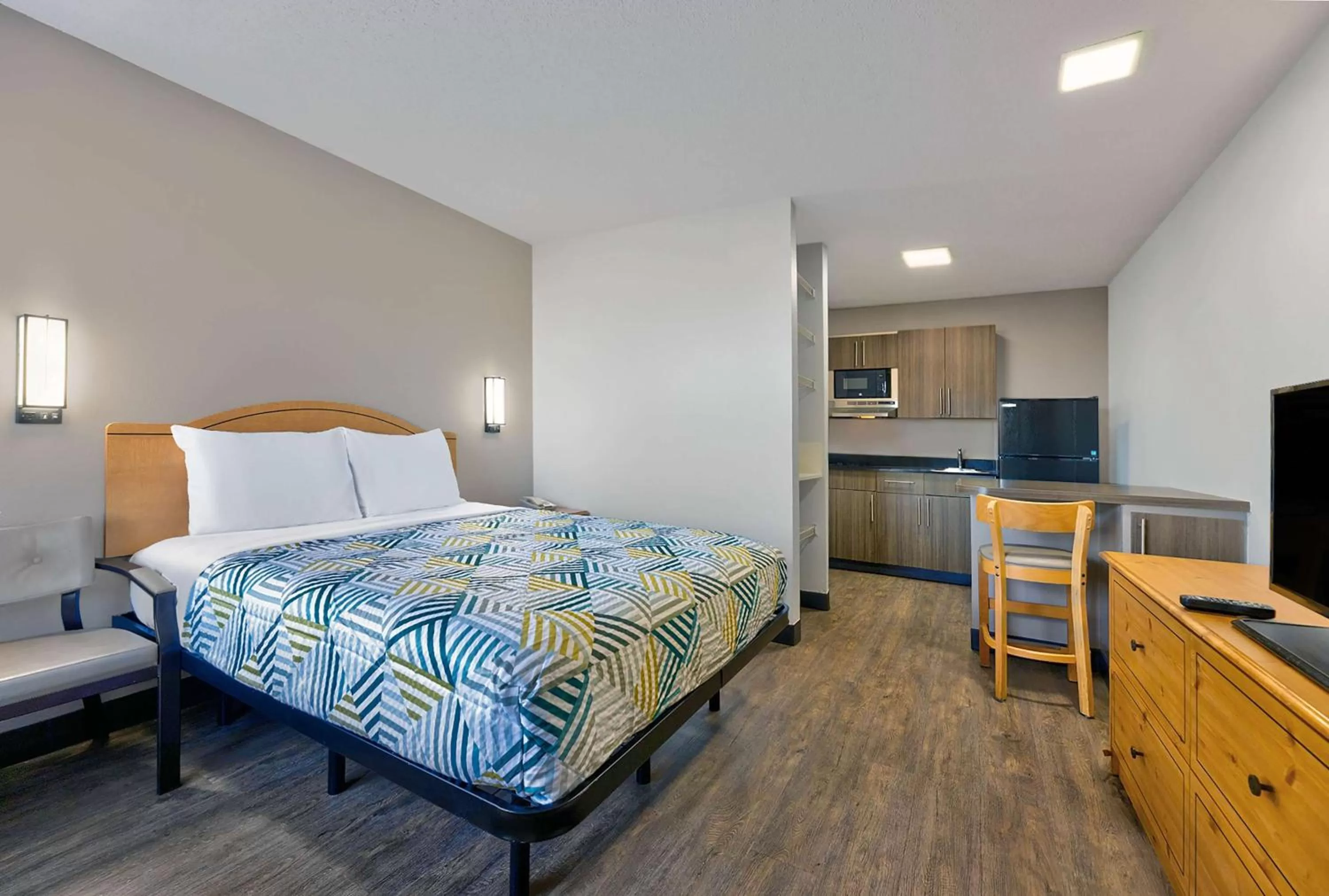 Queen Room - single occupancy - Disability Access - Non-Smoking in Studio 6-North Richland Hills, TX - Fort Worth