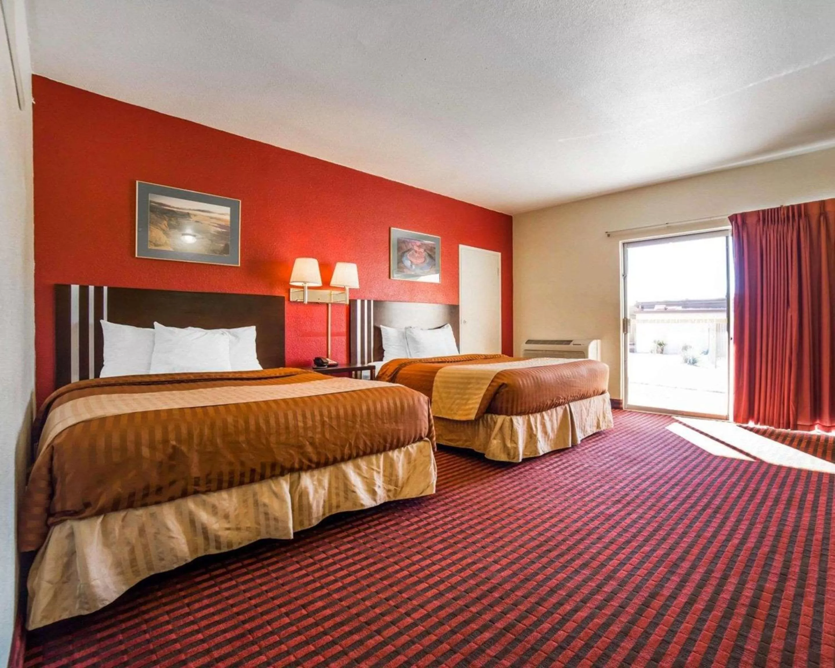 Queen Room with Two Queen Beds - No Pets Allowed in Rodeway Inn at Lake Powell
