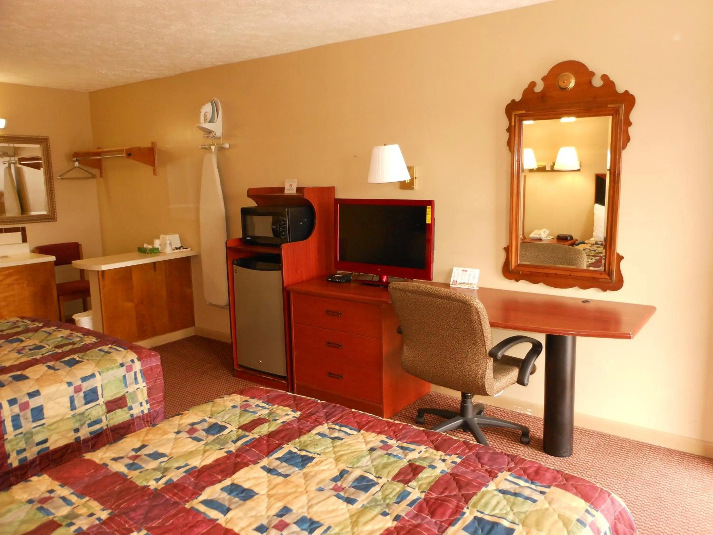 Queen Room with Two Queen Beds - Non-Smoking in McClellan Inn