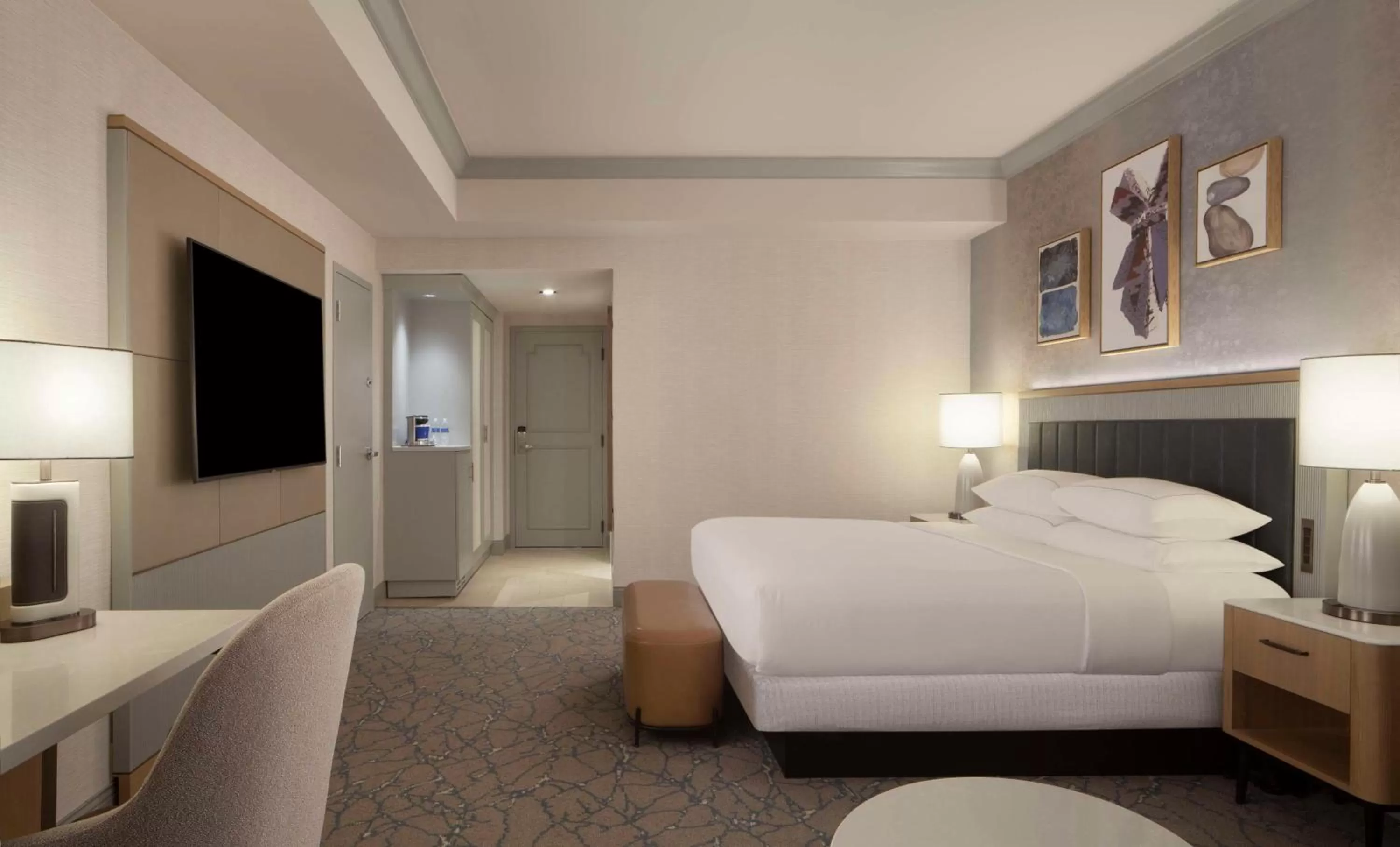 Jadewaters Towers King Room in Hilton Anatole