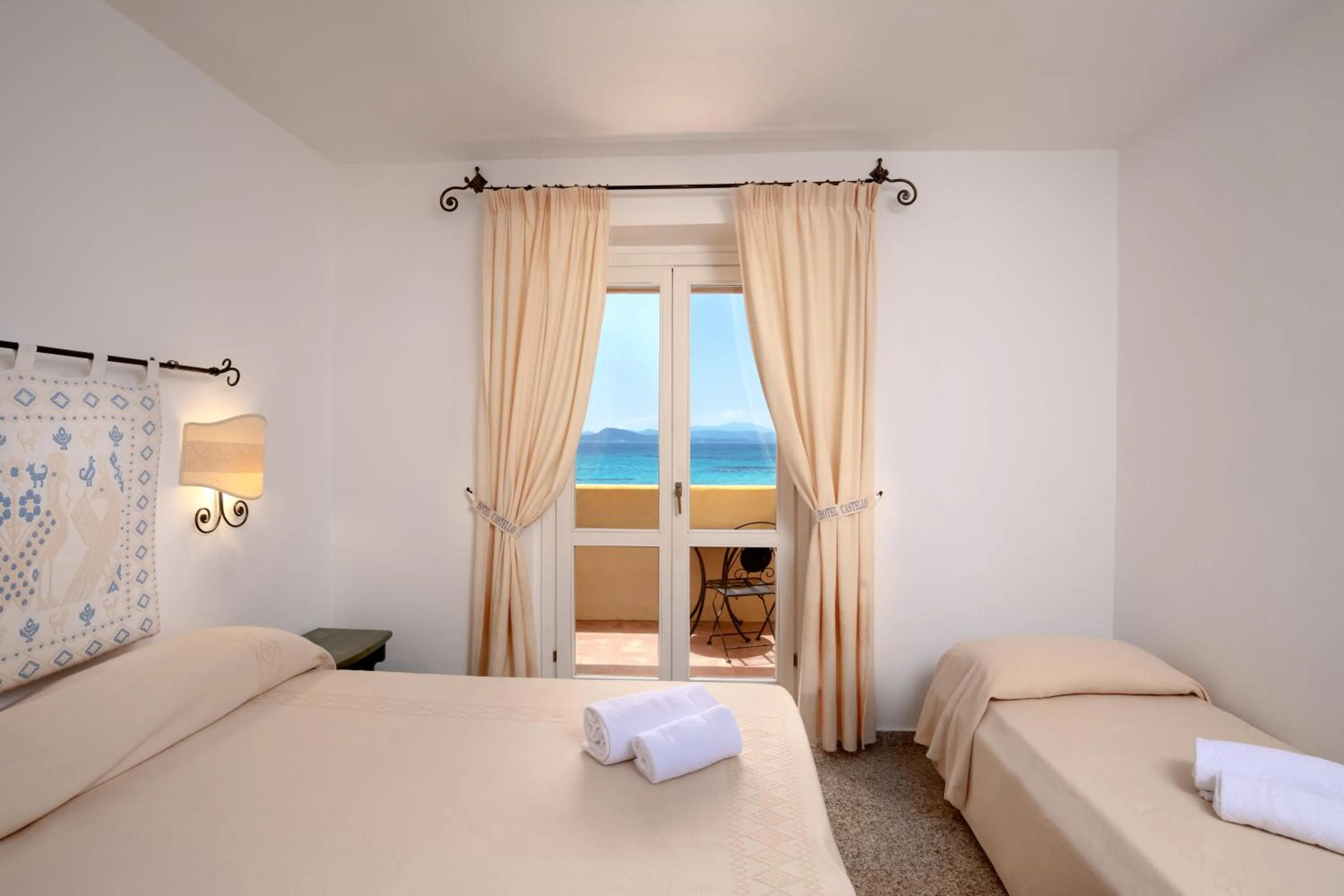 Deluxe Triple Room with Sea View in Hotel Castello