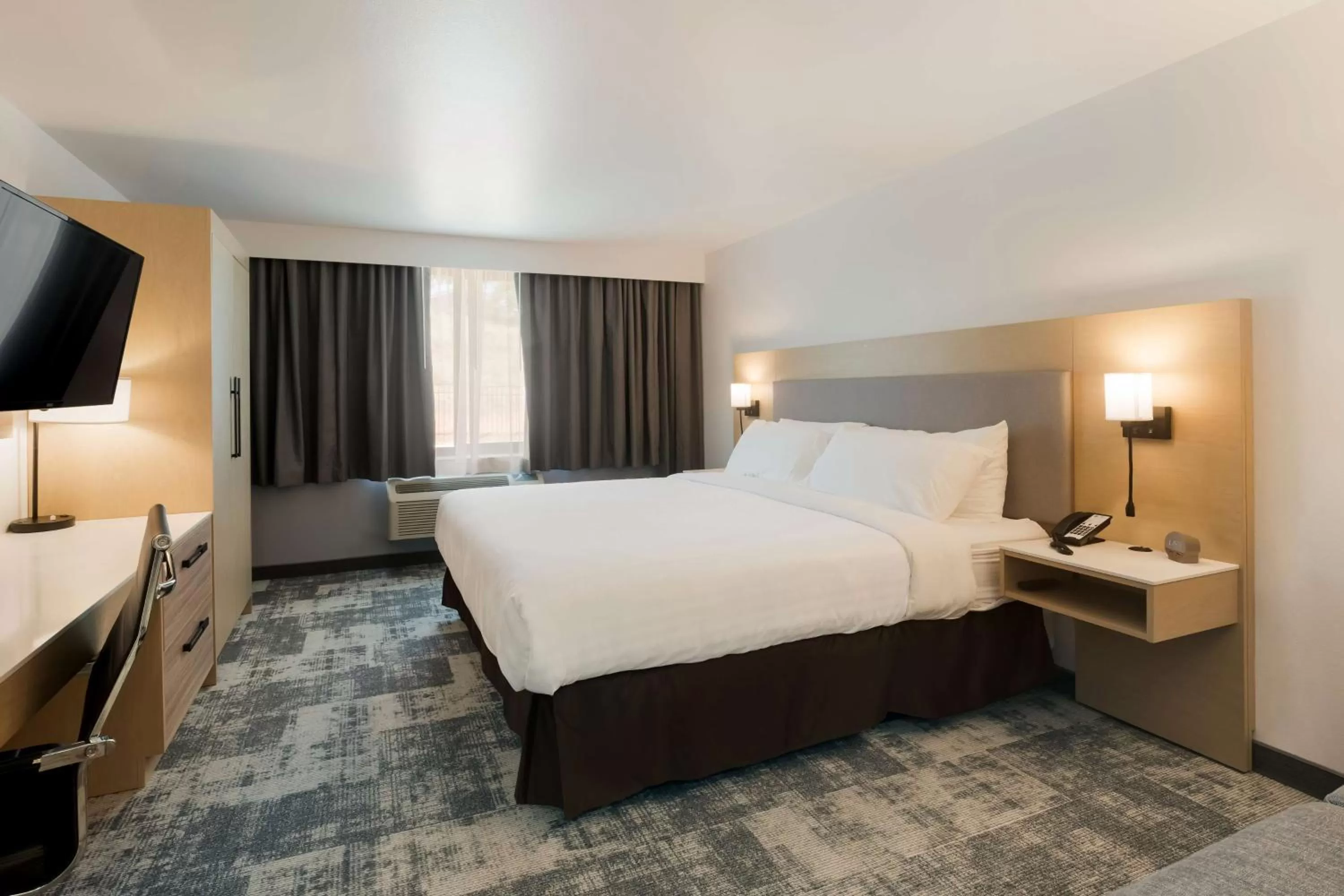 King Room with Roll-In Shower - Mobility Accessible in Best Western Colfax