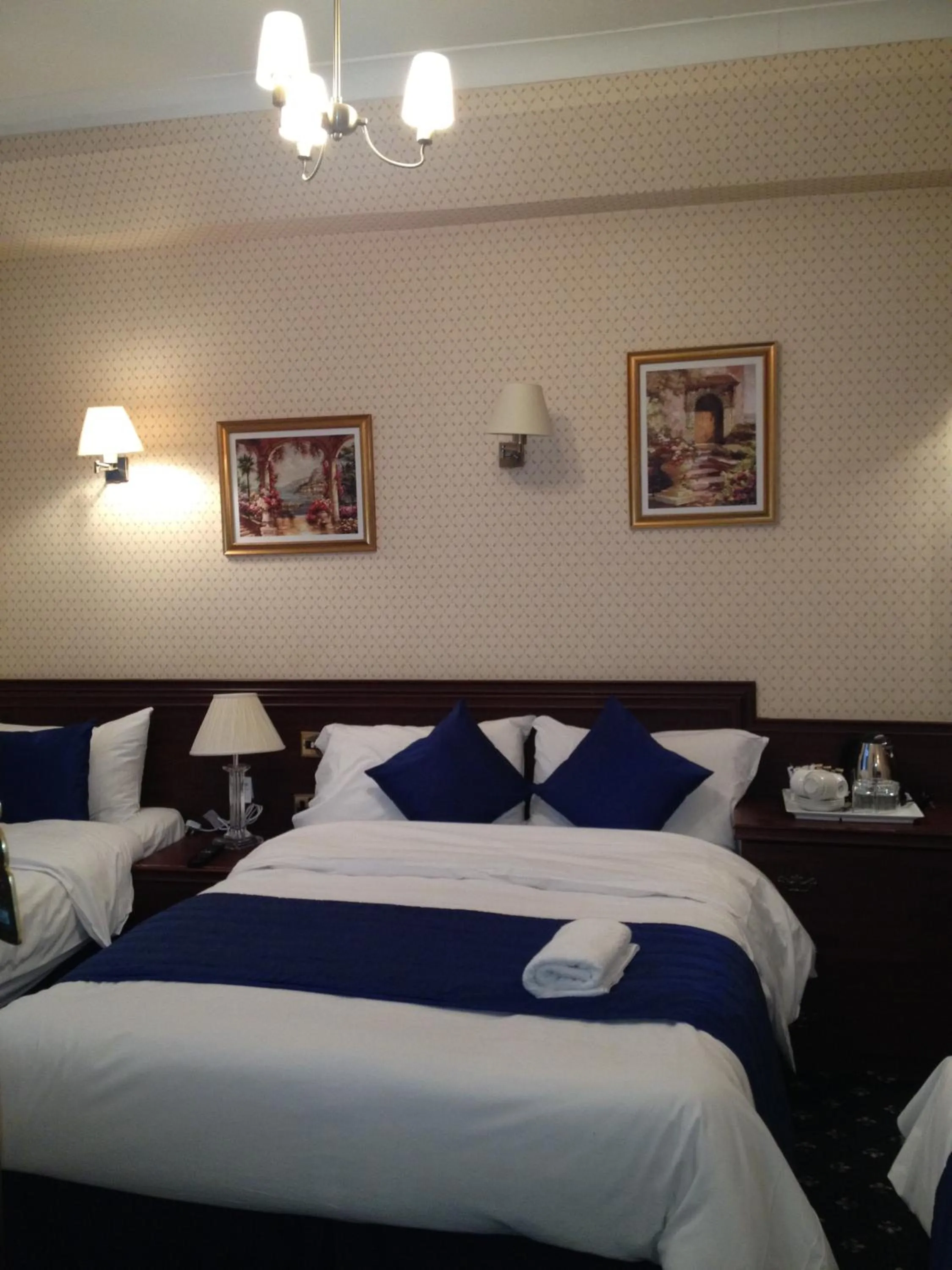 Quadruple Room in Avon Hotel