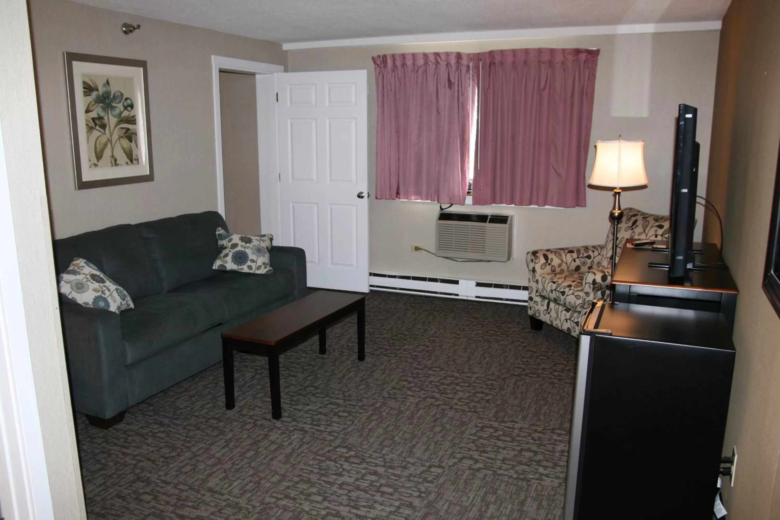 Deluxe King Suite in Bangor Inn & Suites