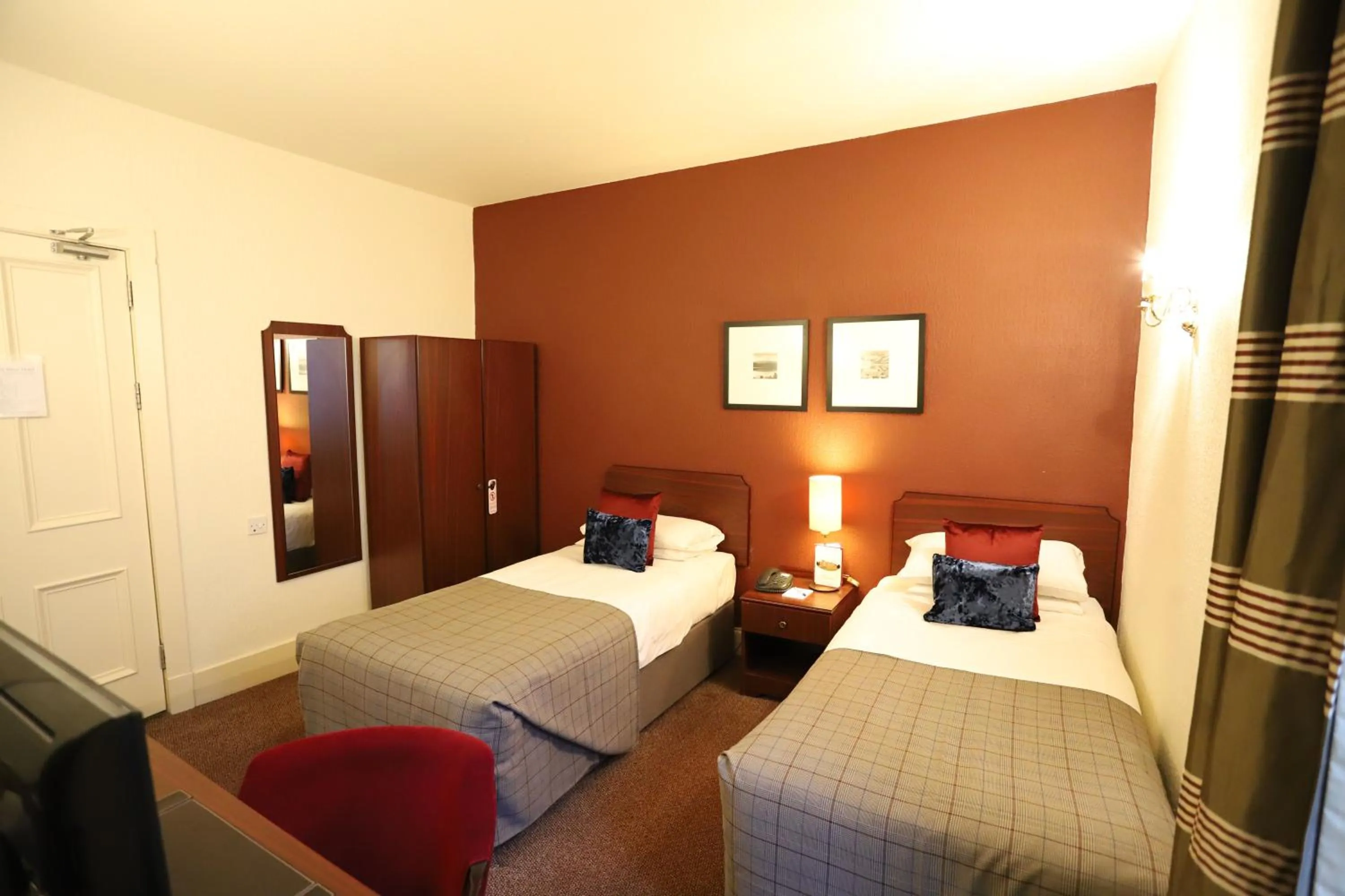 Twin Room with Mountain View in Ben Wyvis Hotel