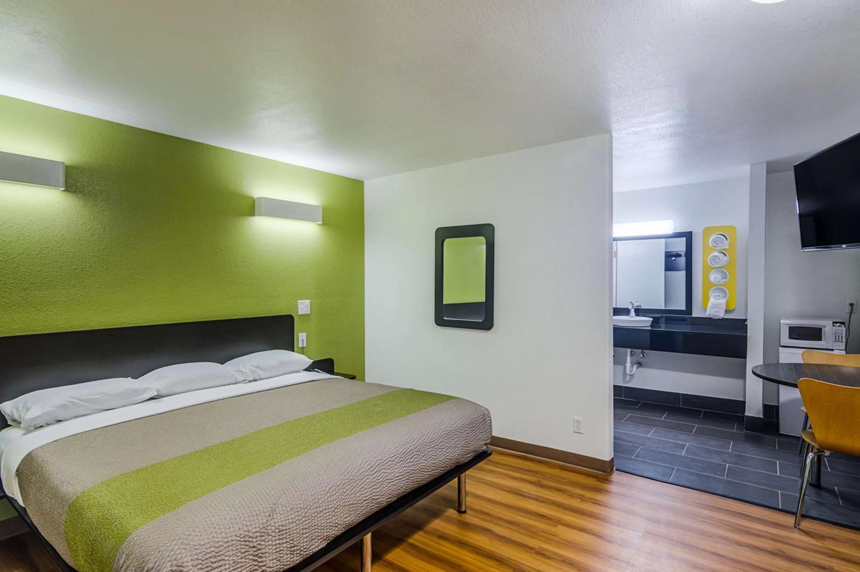 Deluxe King Room - Smoking in Motel 6-Childress, TX