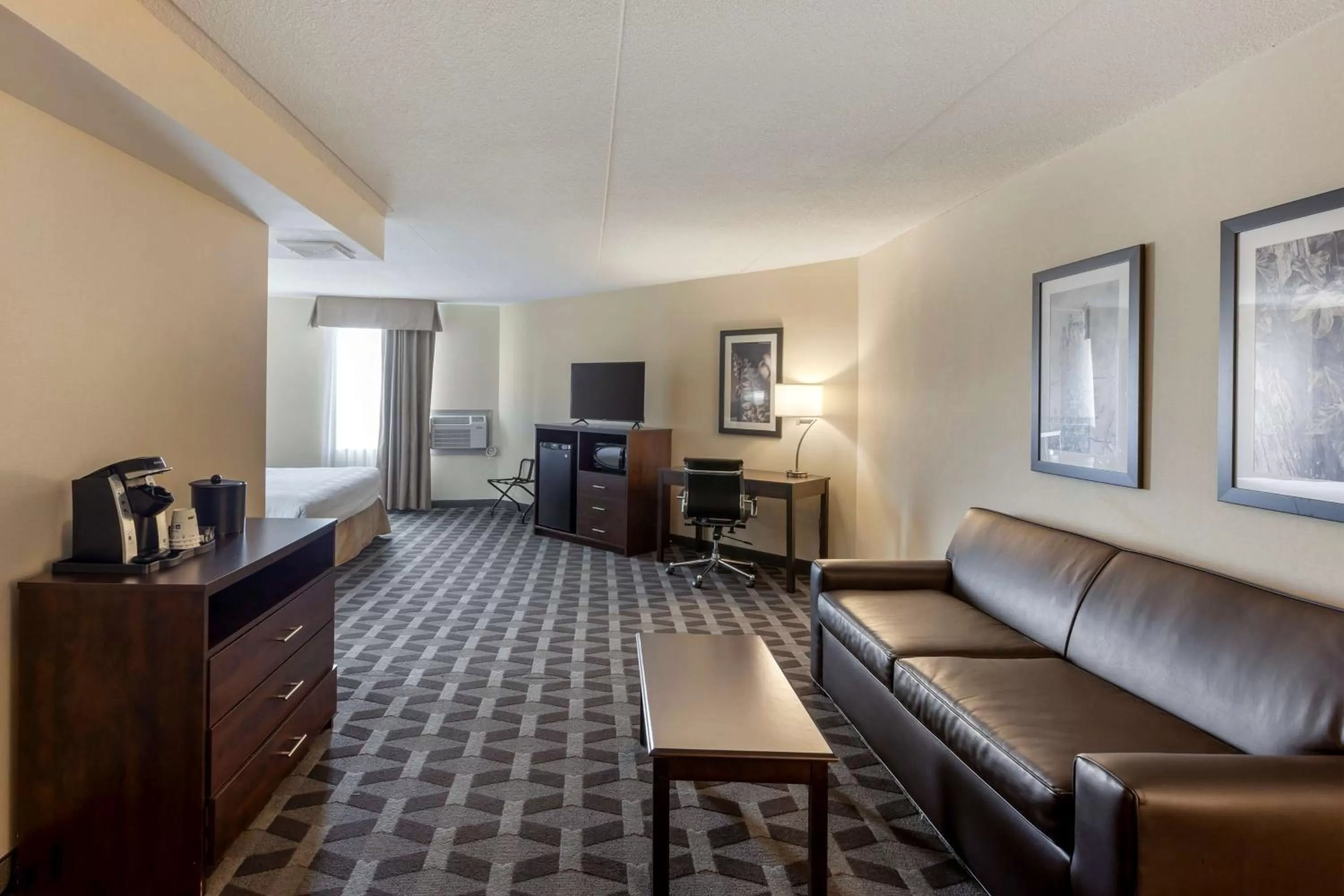 King Suite with Sofa Bed in Best Western Plus Leamington Hotel & Conference Centre