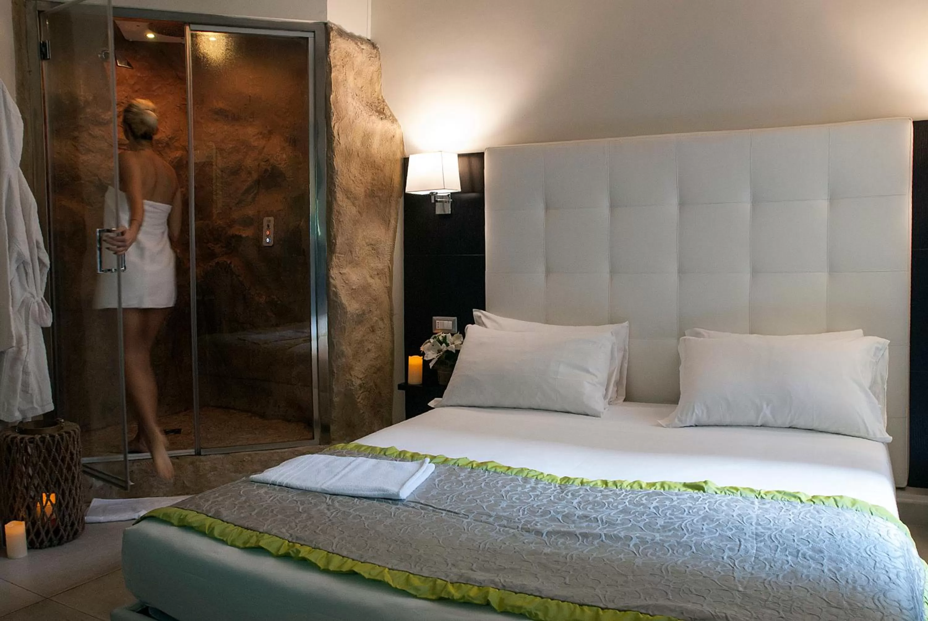 Double Room with Emotional Shower in Roman Holidays Boutique Hotel