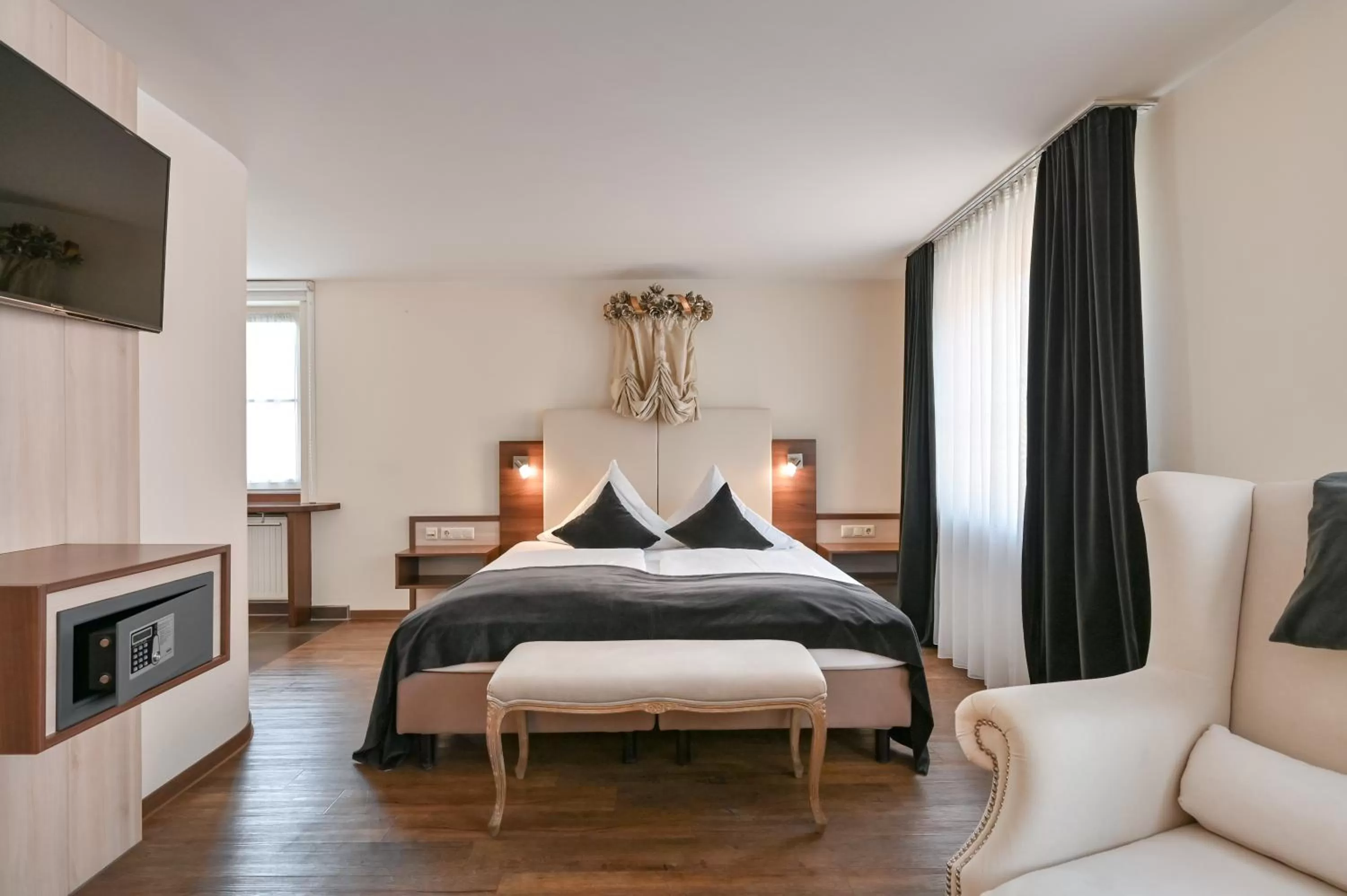 Maximilian Double Room - Large in Hotel Sonne