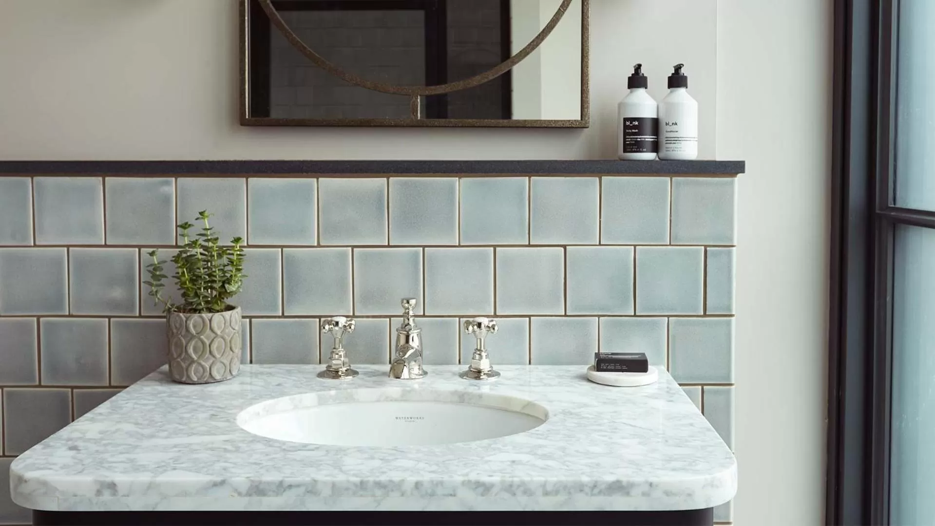  Cozy Room with 2 twin Beds in The Hoxton, Chicago