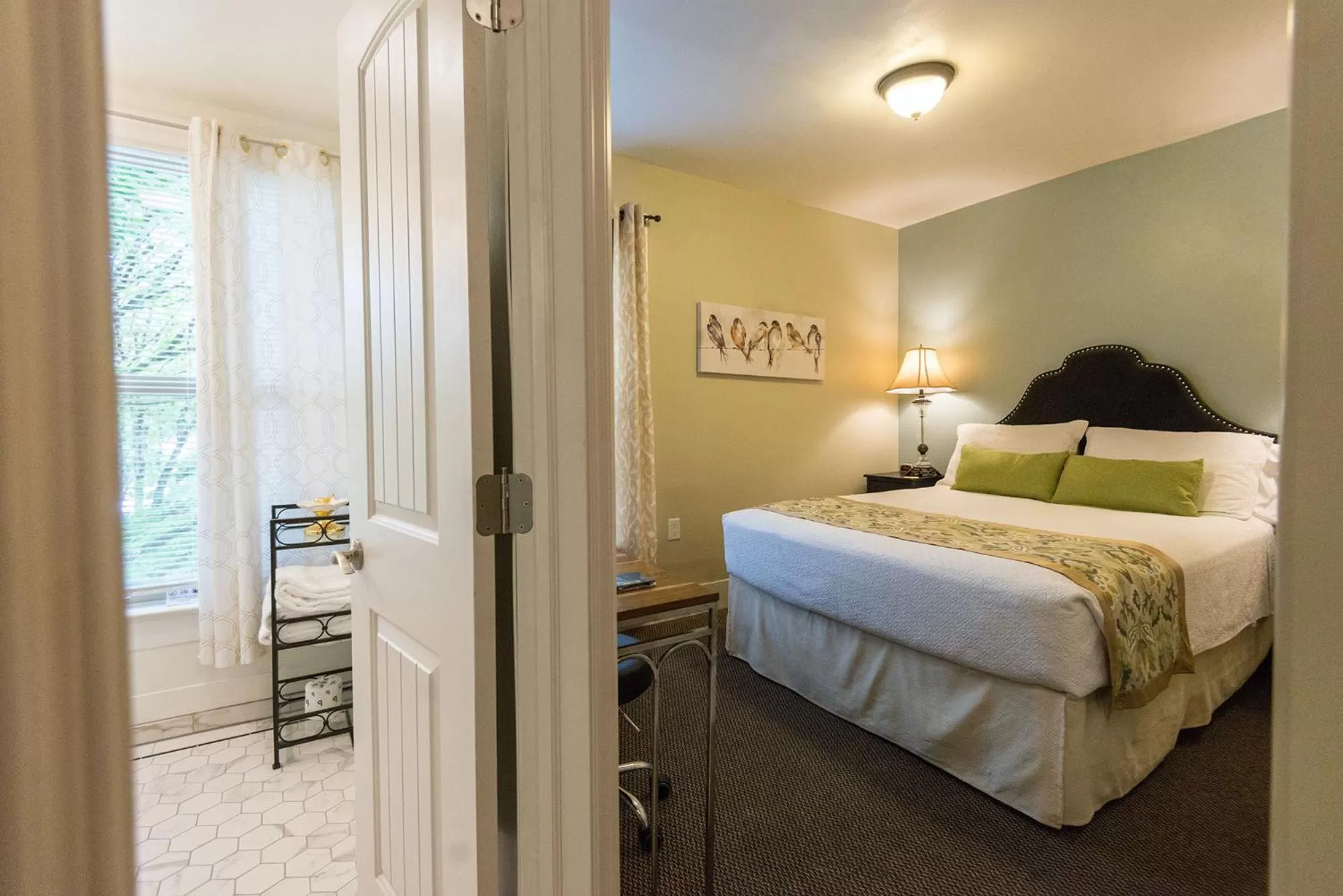 Deluxe Queen Suite in Camas Boutique Hotel