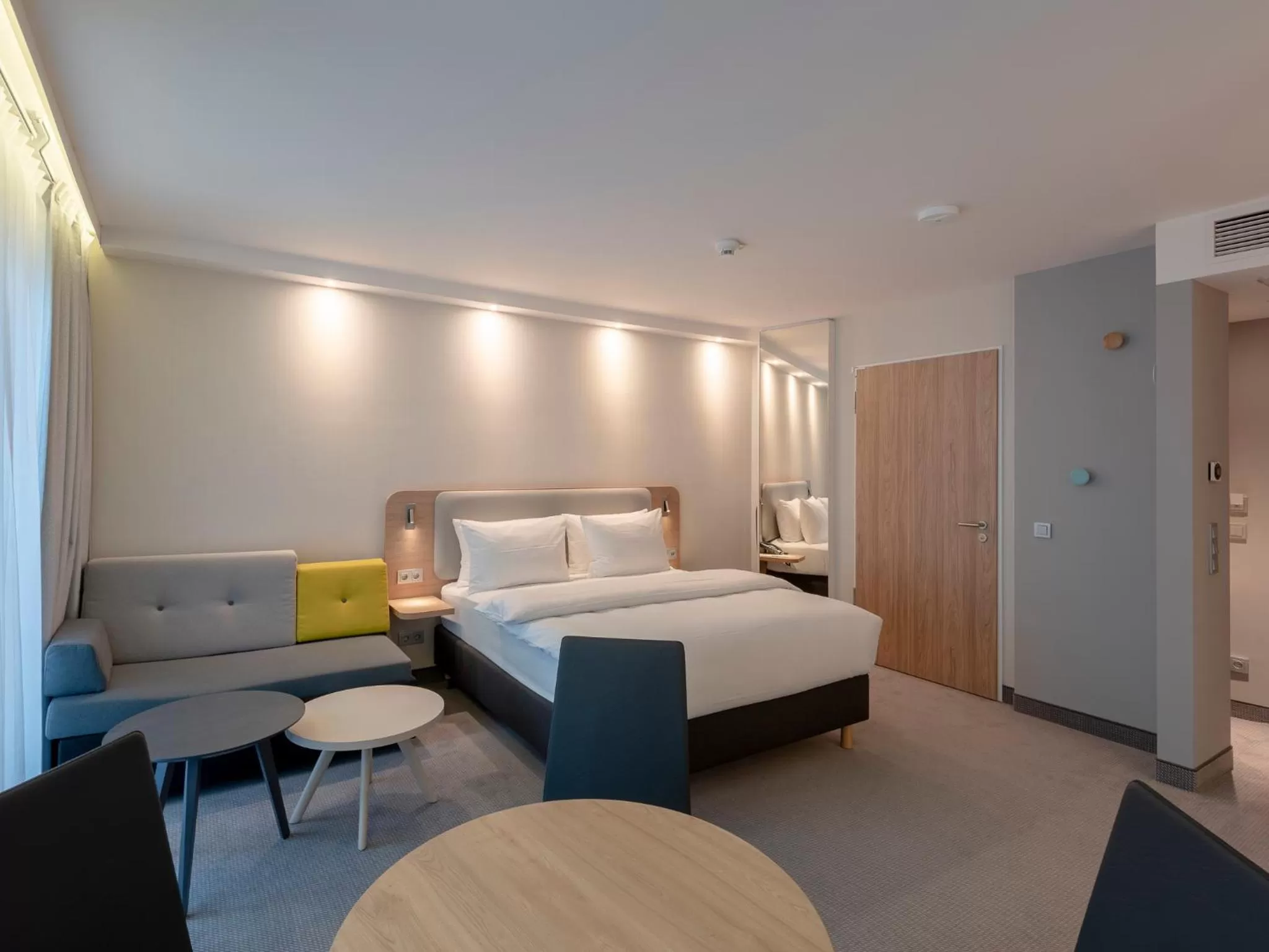 Queen Suite with Balcony in Holiday Inn Express - Offenbach by IHG