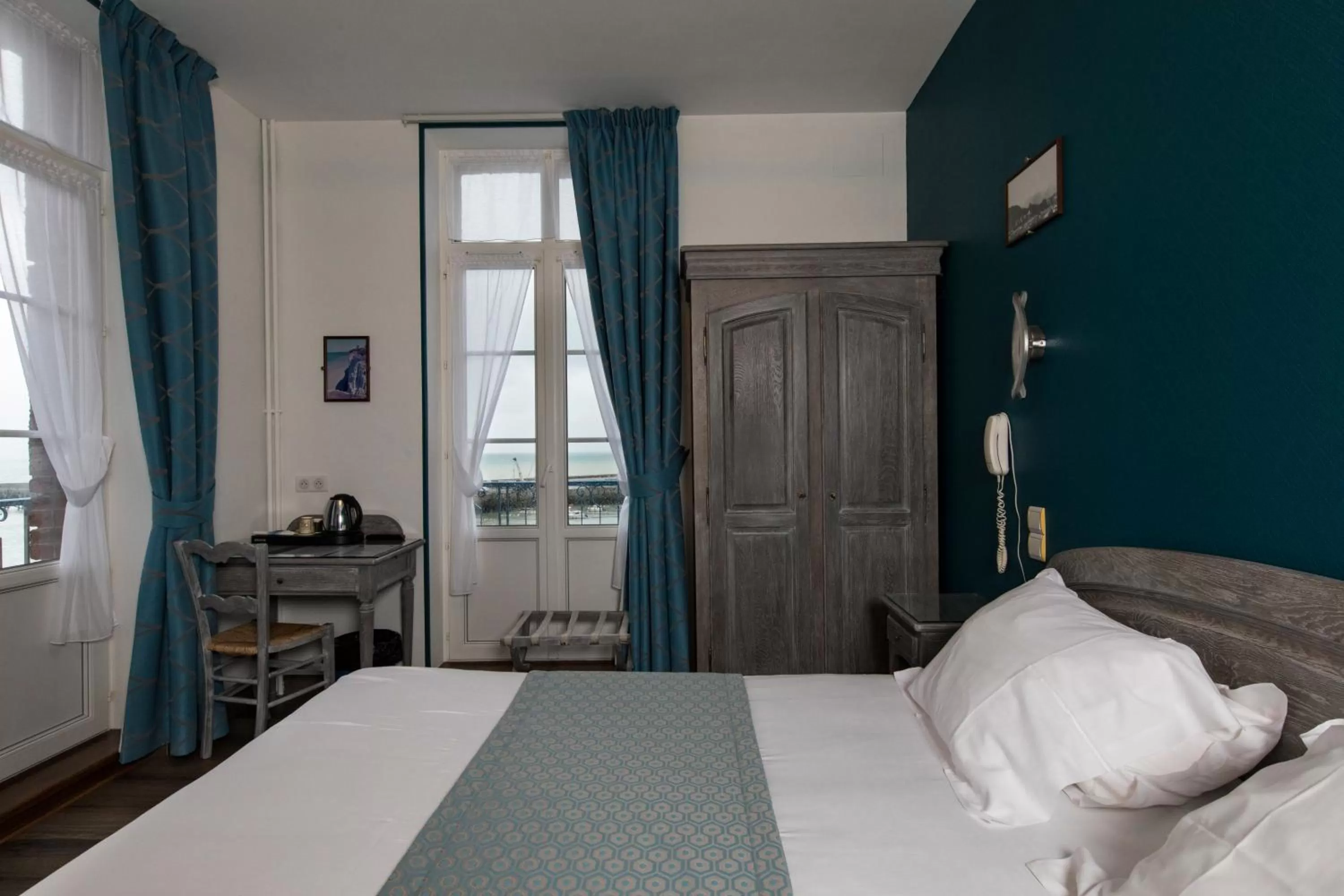 Queen Room with Sea View in Hôtel De Calais