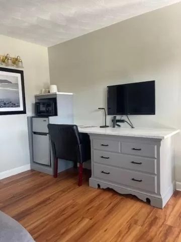 Queen Room - Smoking in Colonial Inn Seekonk