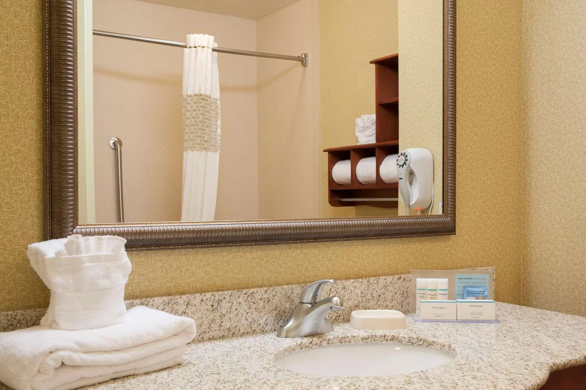 Queen Room with Two Queen Beds - Disability Access with tub in Hampton Inn Macomb