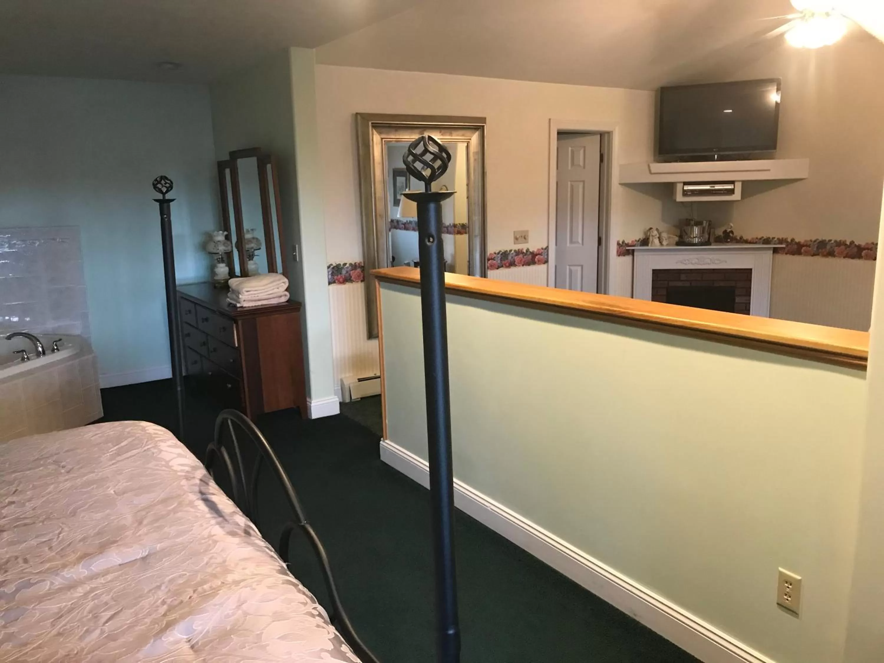 King Suite with Whirlpool in Longhouse Manor B&B