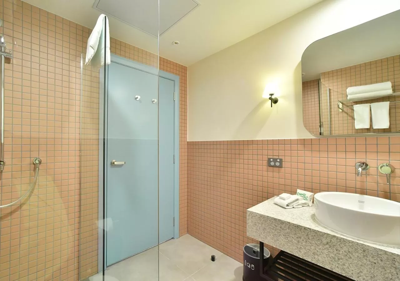 Superior Harbor View Twin in Sudima Auckland City