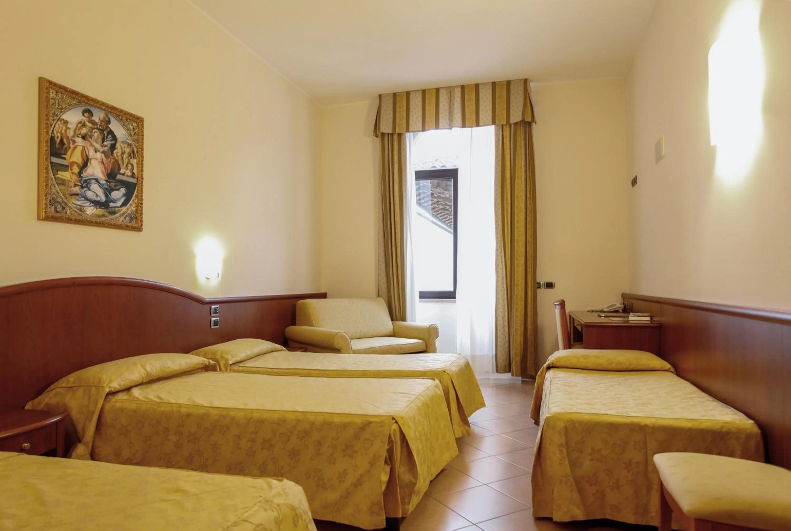 Superior Quadruple Room in Garda Family House