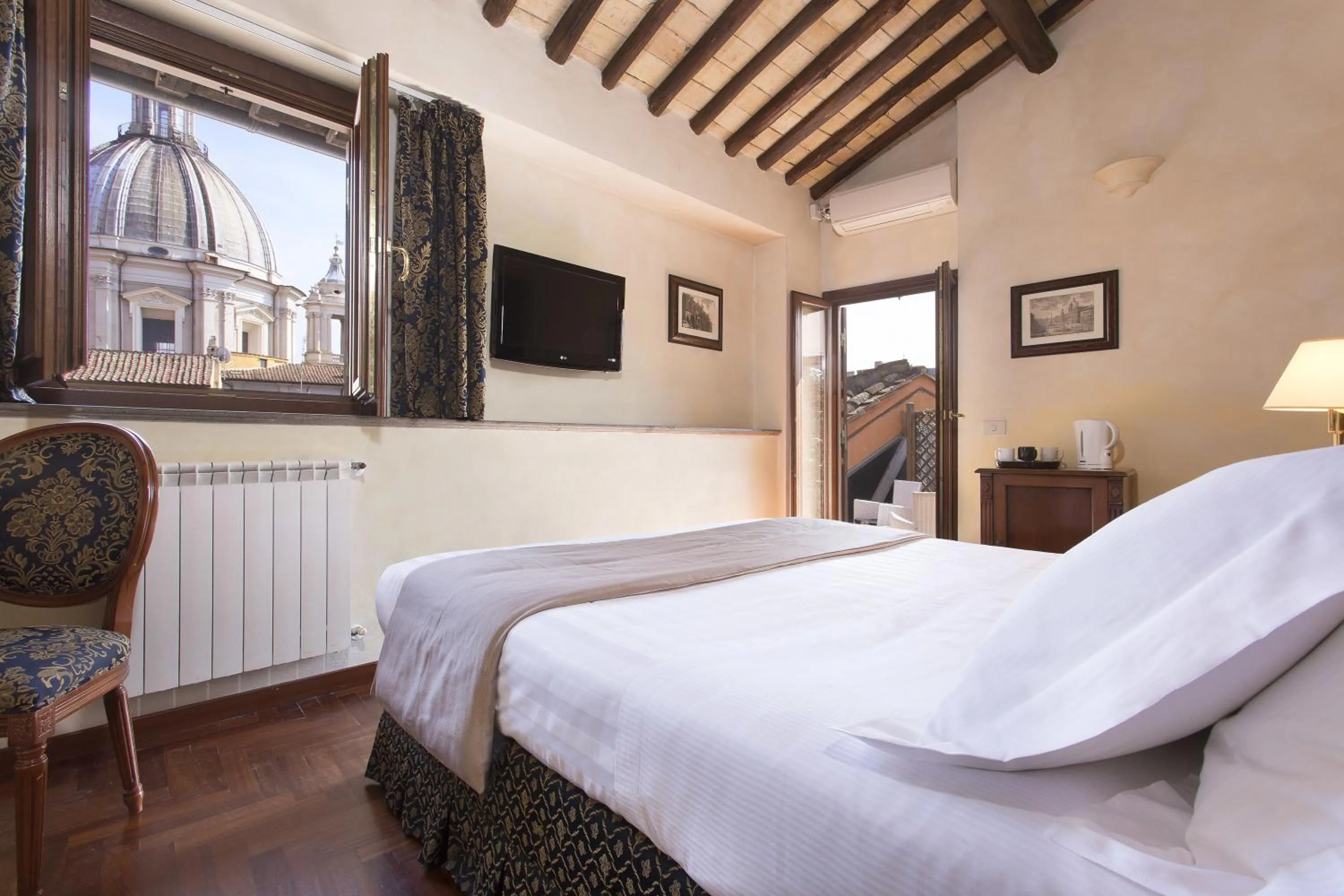 Deluxe Triple Room in Hotel Teatro Pace