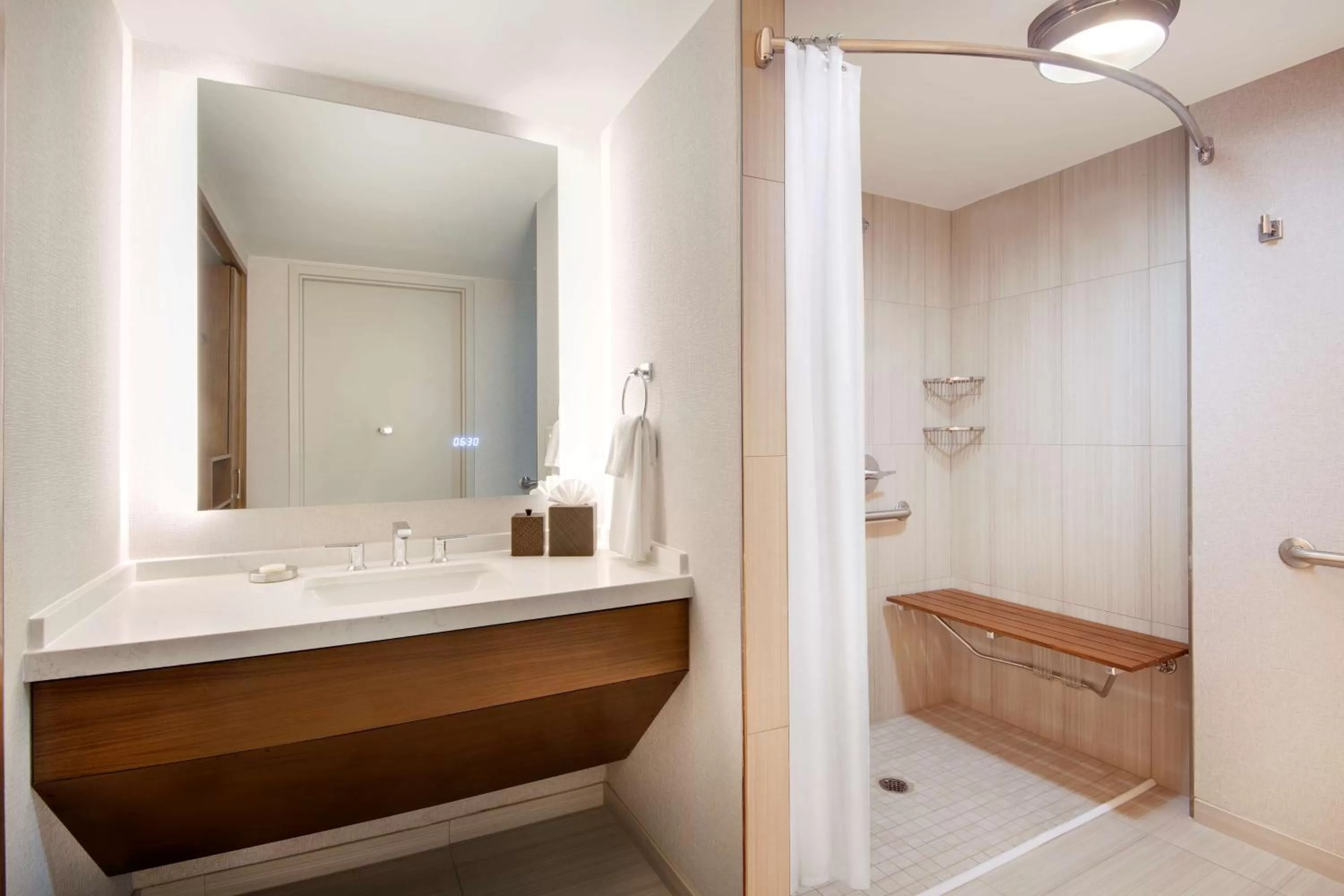 Queen Room with Accessible Shower - Disability Access in Hyatt Regency Dulles