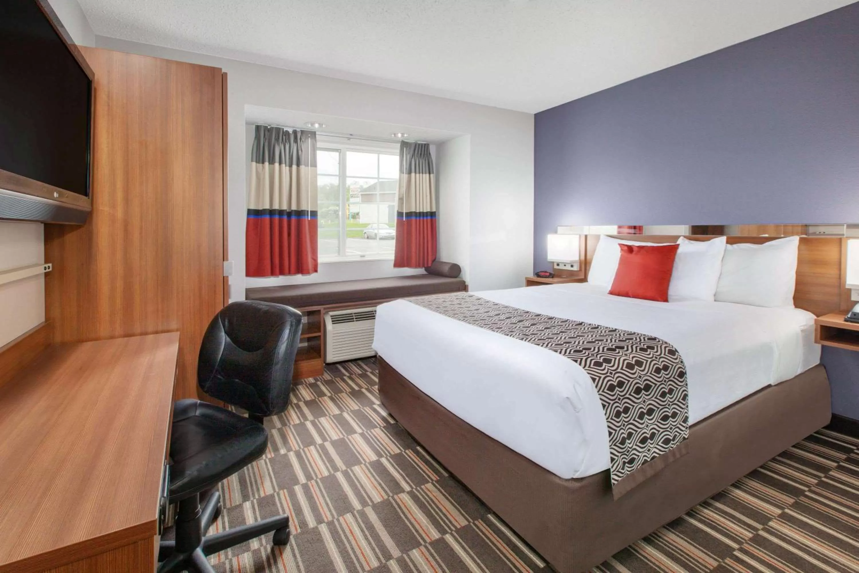 Deluxe Queen Room - Mobility Access/Non-Smoking in Microtel Inn & Suites by Wyndham Pittsburgh Airport