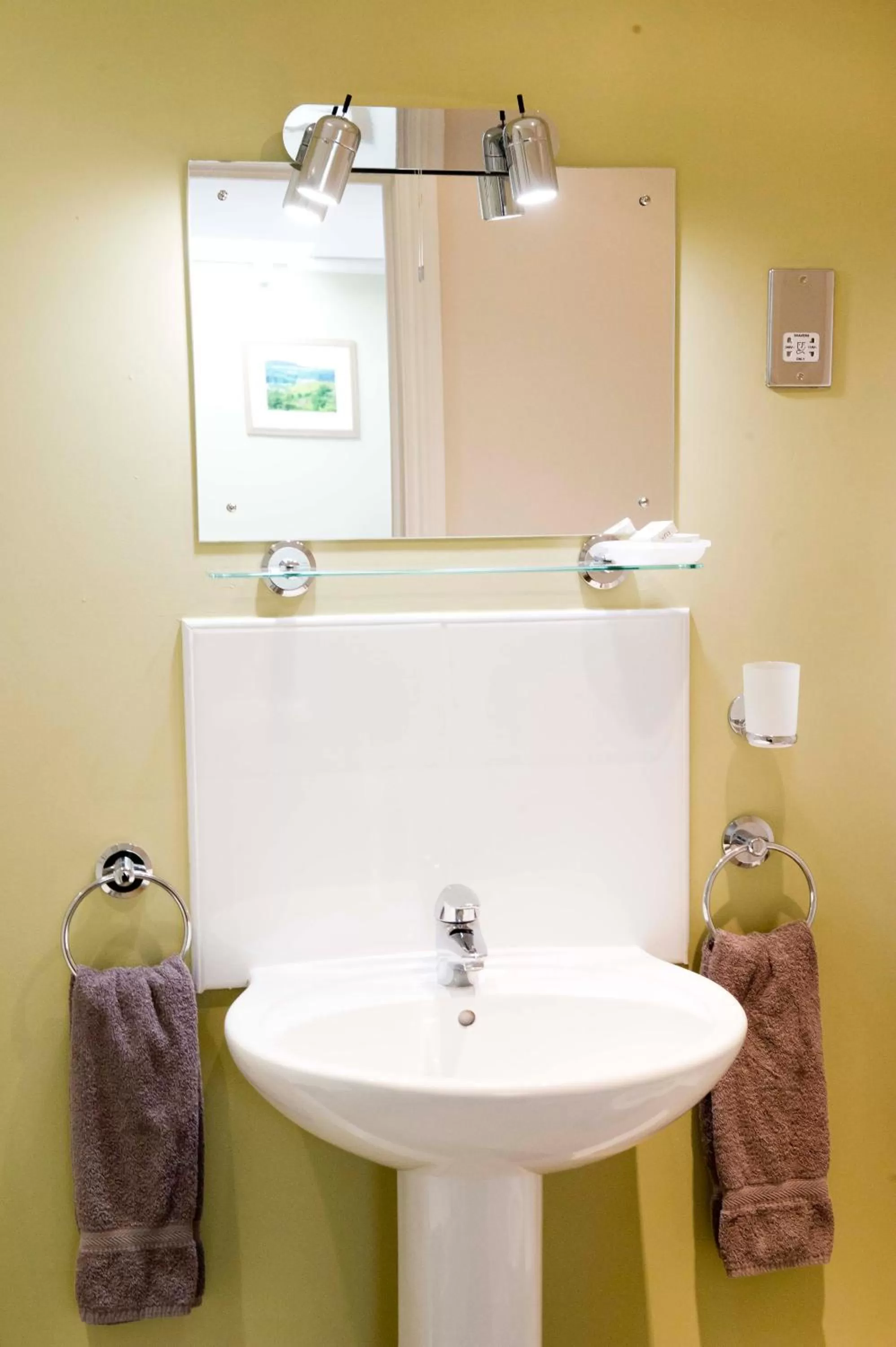 Twin Room in Rose and Crown Hotel