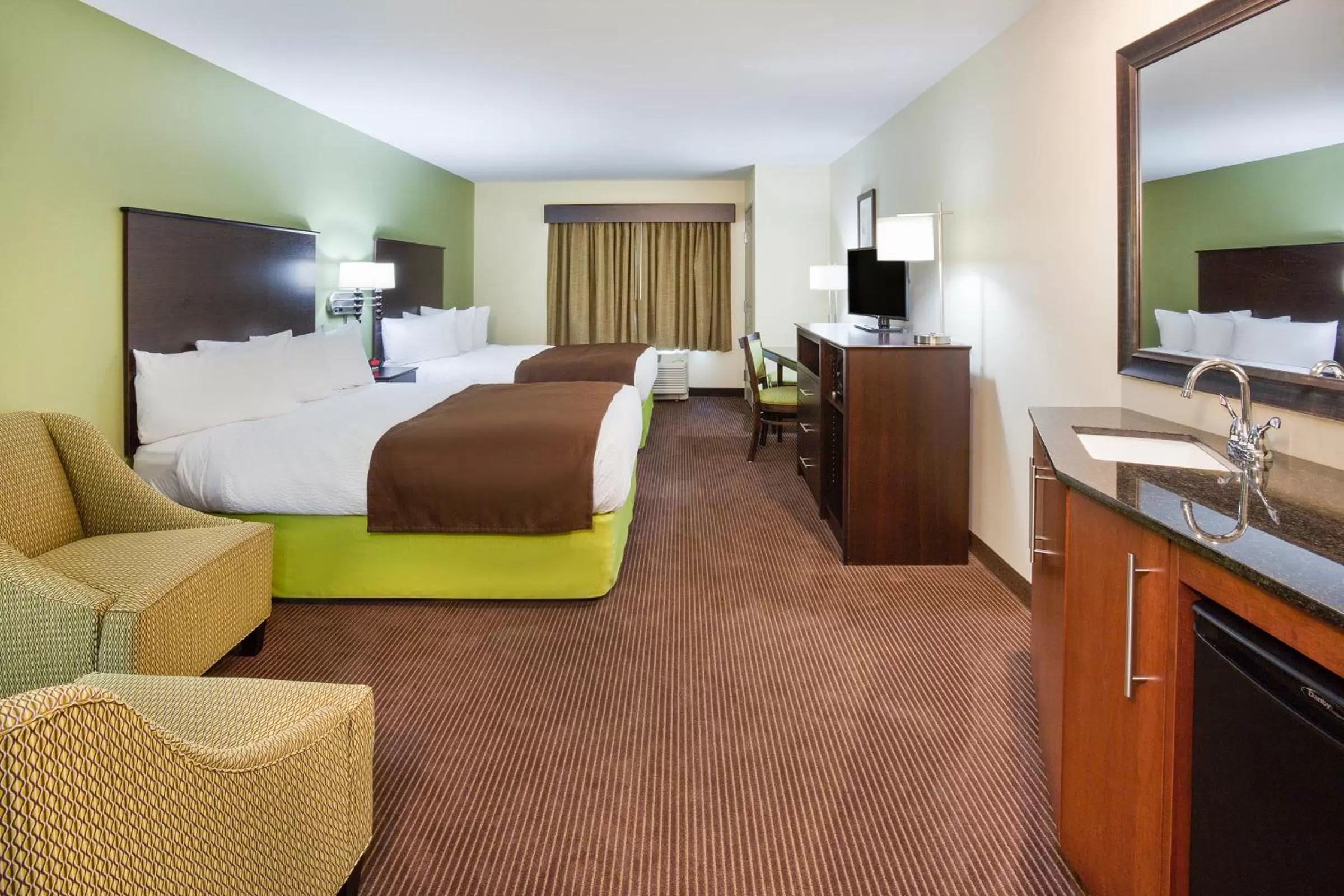 Deluxe Queen Room with Two Queen Beds - Non-Smoking in AmericInn by Wyndham Hartford SD